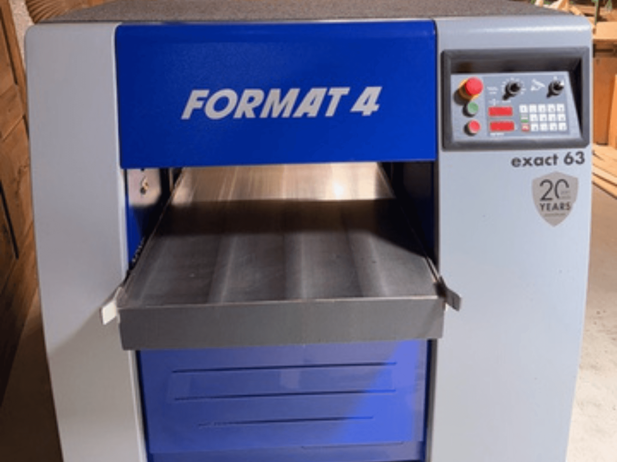 FORMAT 4 Exact 63 medienos obliavimo staklės, vaizdas iš priekio, su metaliniu padavimo stalu ir valdymo skydeliu su mygtukais ir ekranais.