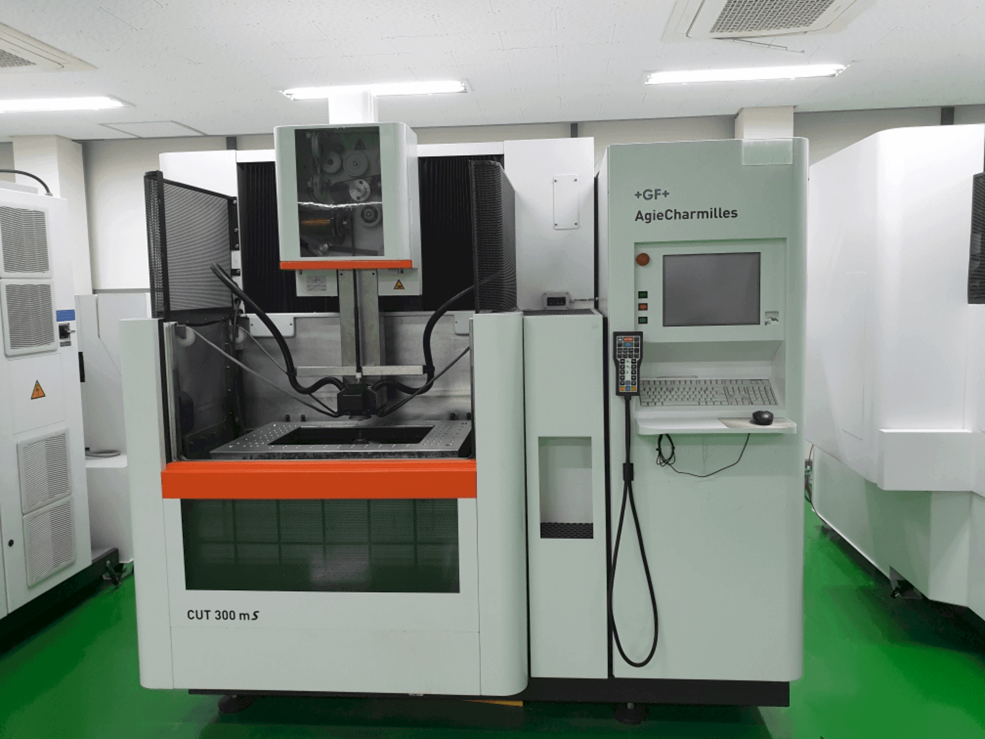 AgieCharmilles CUT 300MS Mašinos vaizdas iš priekio