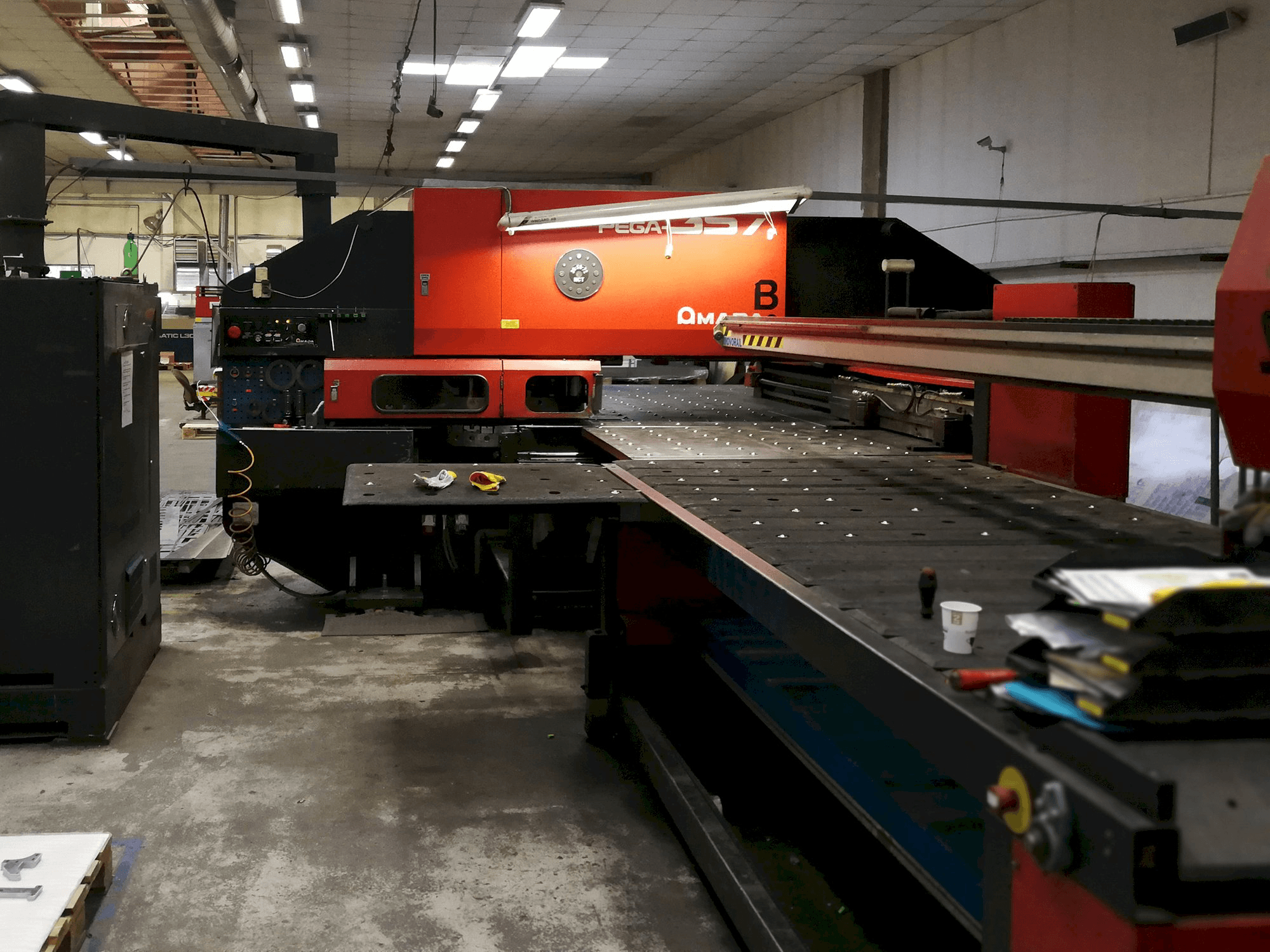 AMADA Mašinos vaizdasPEGA 357 iš priekio