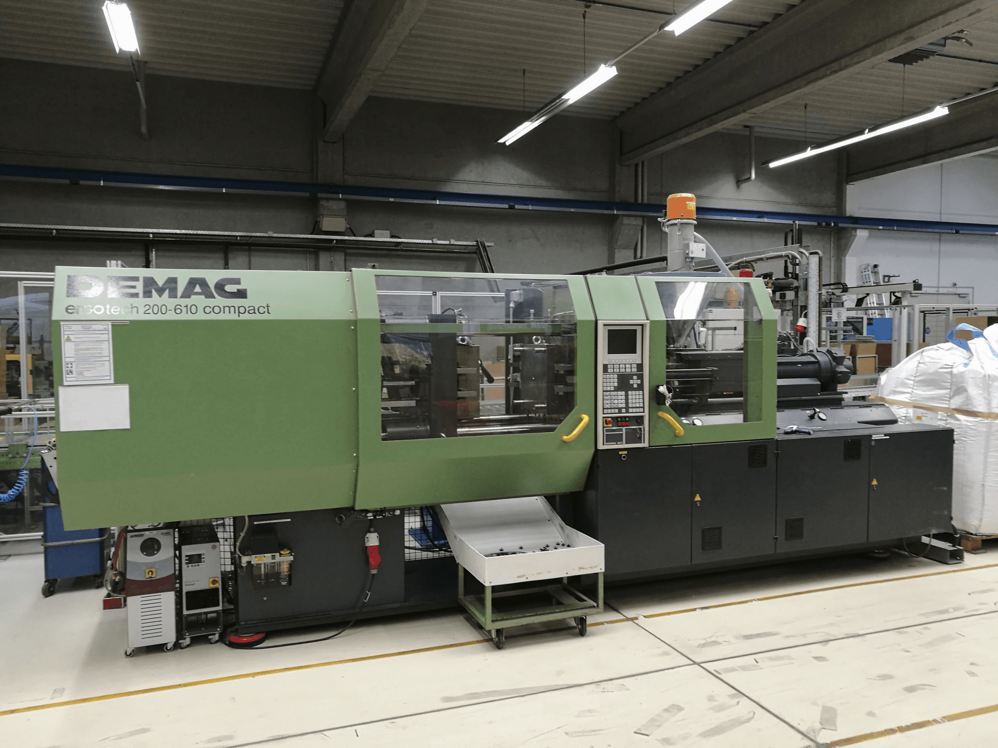 DEMAG Ergotech 200-610 NC Mašinos kairės pusės vaizdas