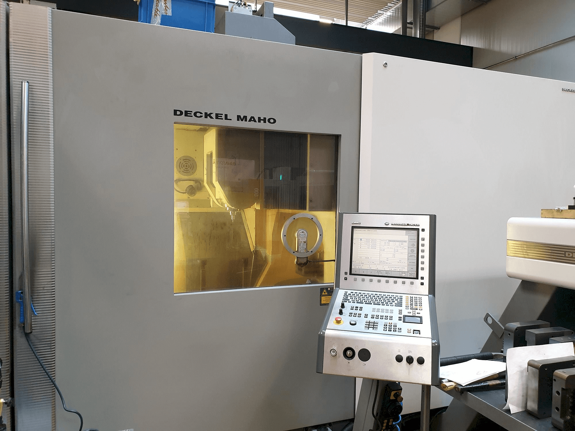 DECKEL MAHO DMC 105V Linear Mašinos vaizdas iš priekio