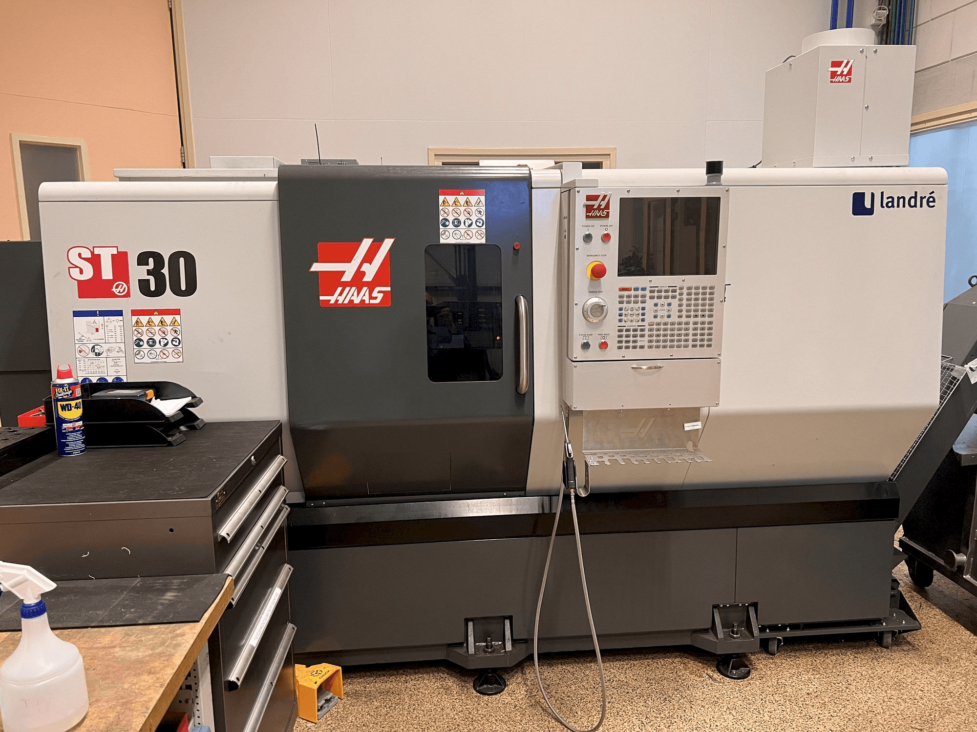 HAAS ST30 Mašinos vaizdas iš priekio