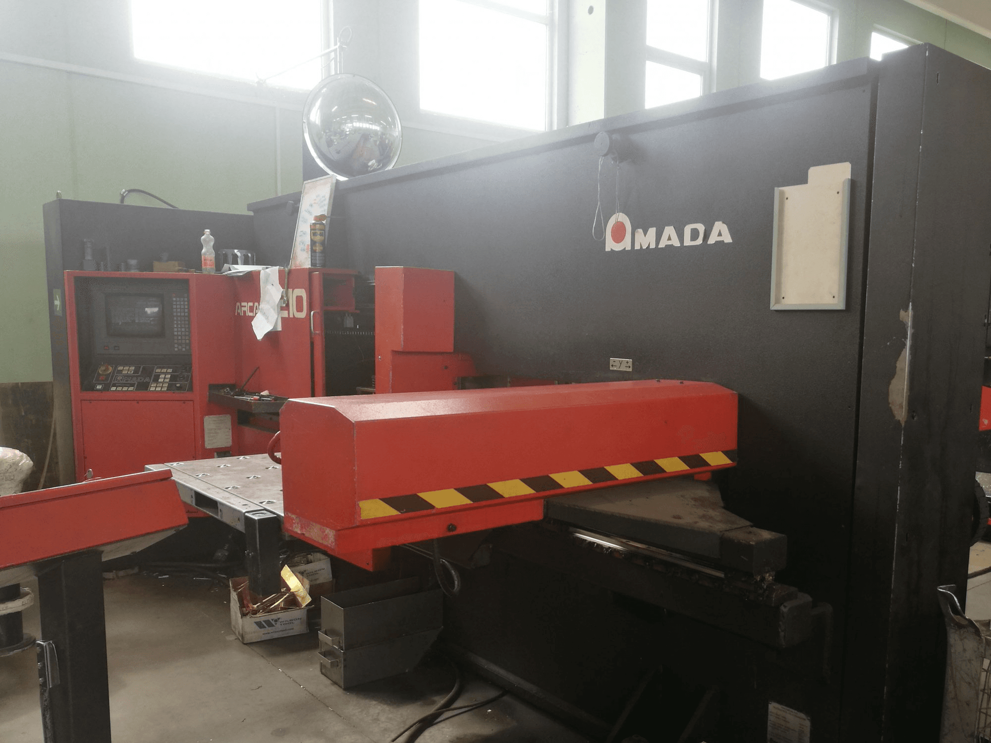 AMADA ARCADE 210 Mašinos dešinės pusės vaizdas