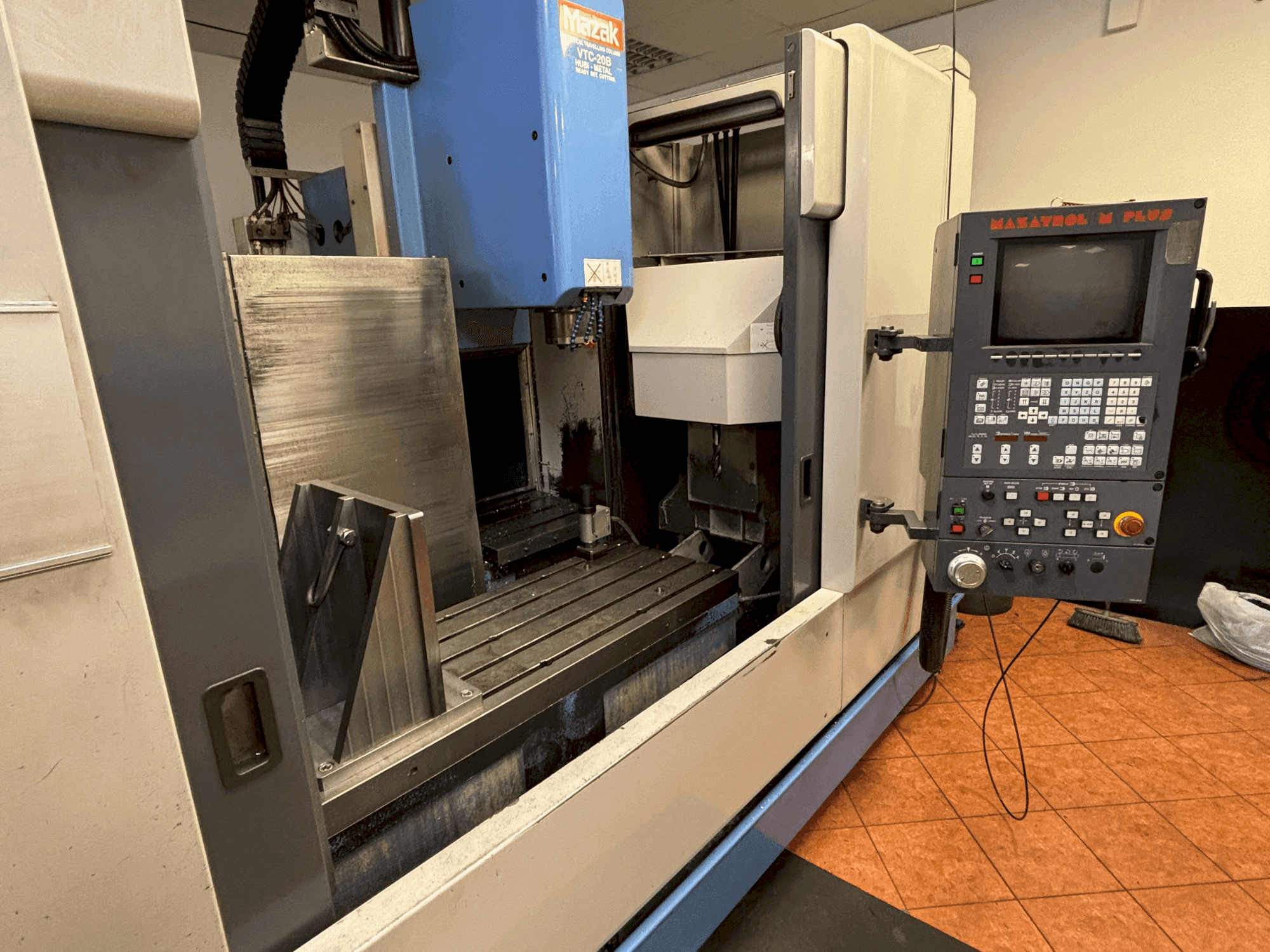Mazak VTC-20B Mašinos vaizdas iš priekio