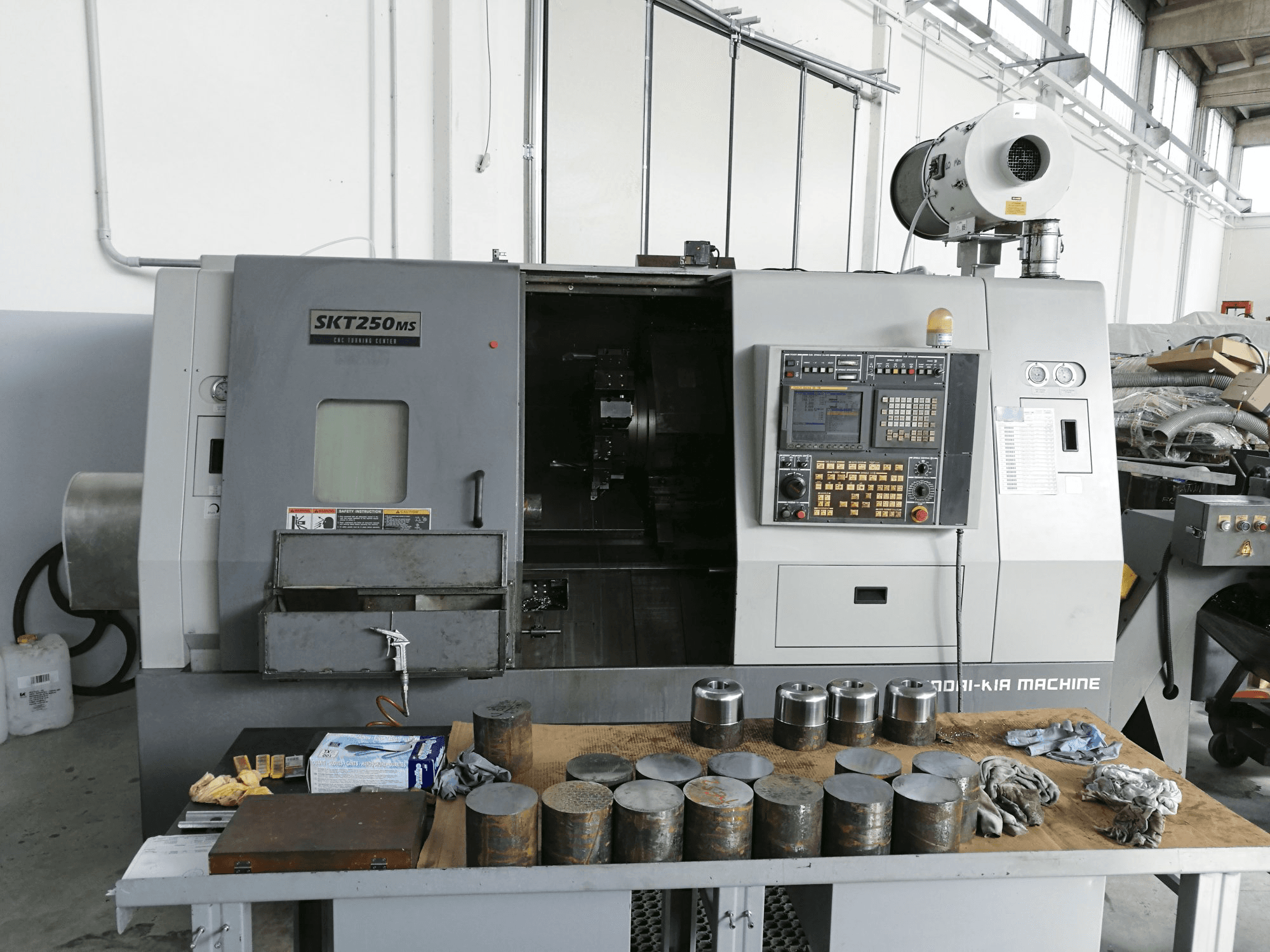 Hyundai Kia SKT 250 MS Mašinos vaizdas iš priekio