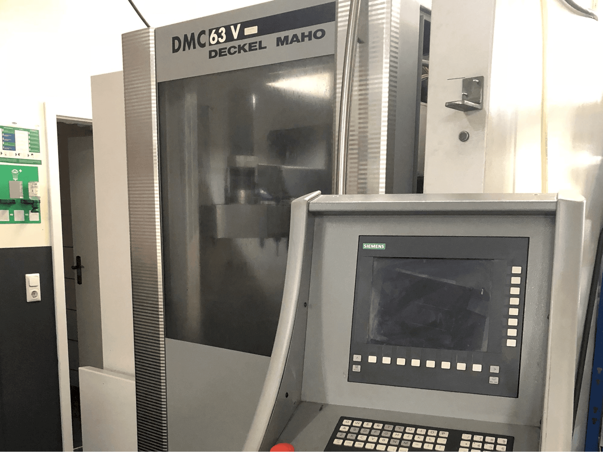 DECKEL MAHO DMC 63V Mašinos dešinės pusės vaizdas