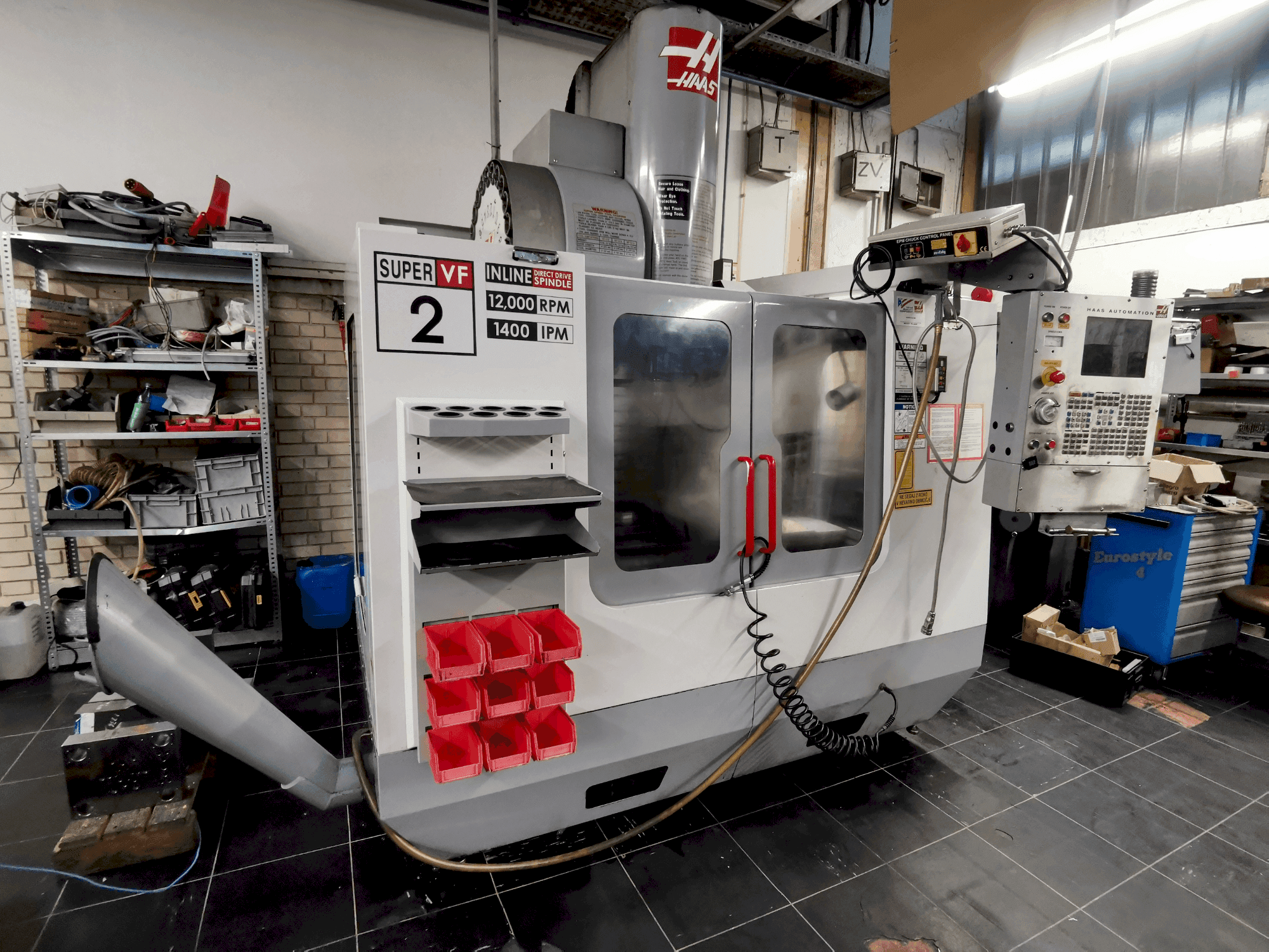 HAAS VF-2 SSHE Mašinos vaizdas iš priekio
