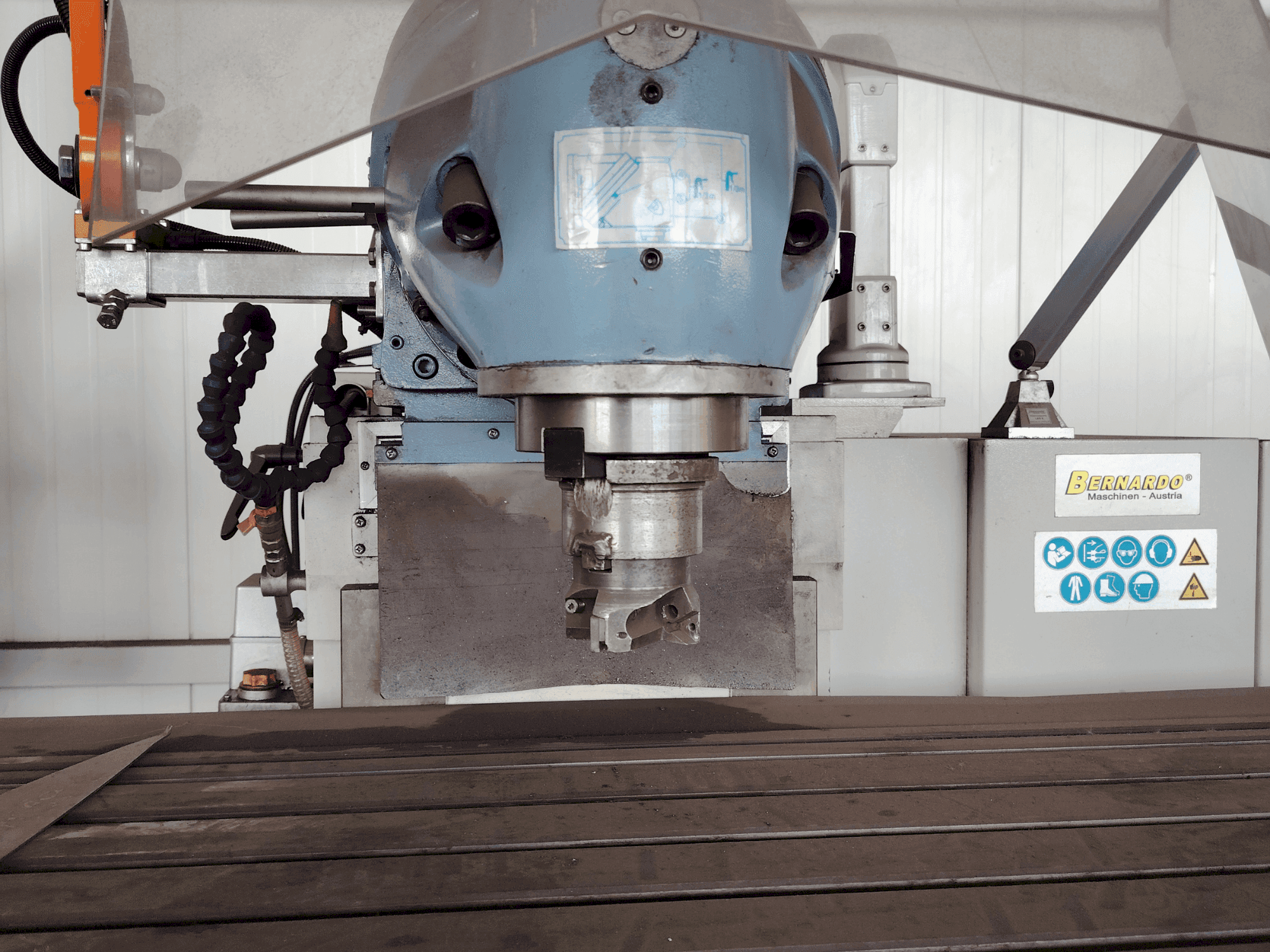 Bernardo Variomill FU 2000E Servo Mašinos vaizdas iš priekio