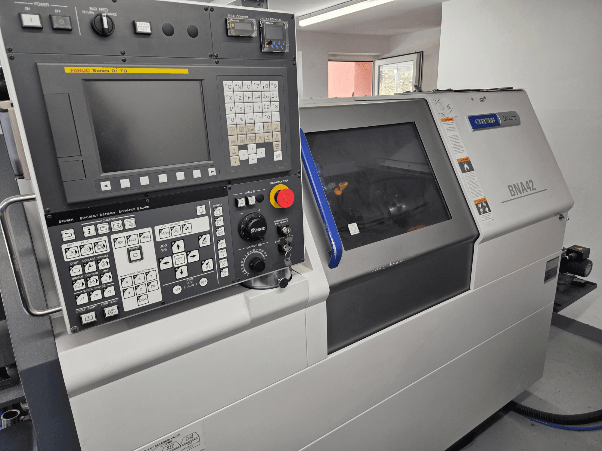 Miyano BNA42S2 horizontalus tekinimo staklės, vaizdas iš priekio, kuriame matomas valdymo pultas su „FANUC“ serijos Oi-TD sąsaja ir ekranu.