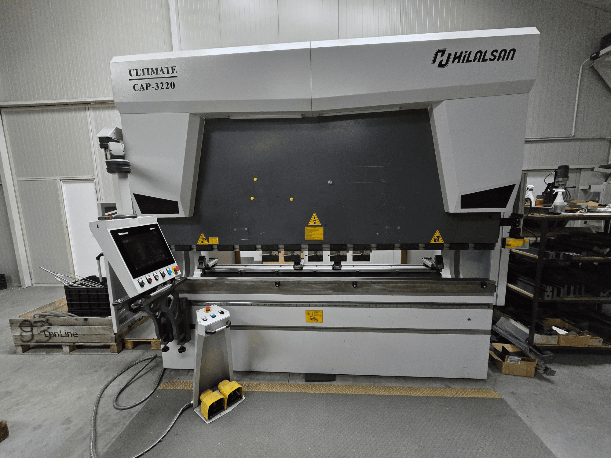 "Hilalsan" metalo lenkimo staklių "Ultimate CAP-3220" vaizdas iš priekio, matomas valdymo skydelis ir kojiniai pedalai.