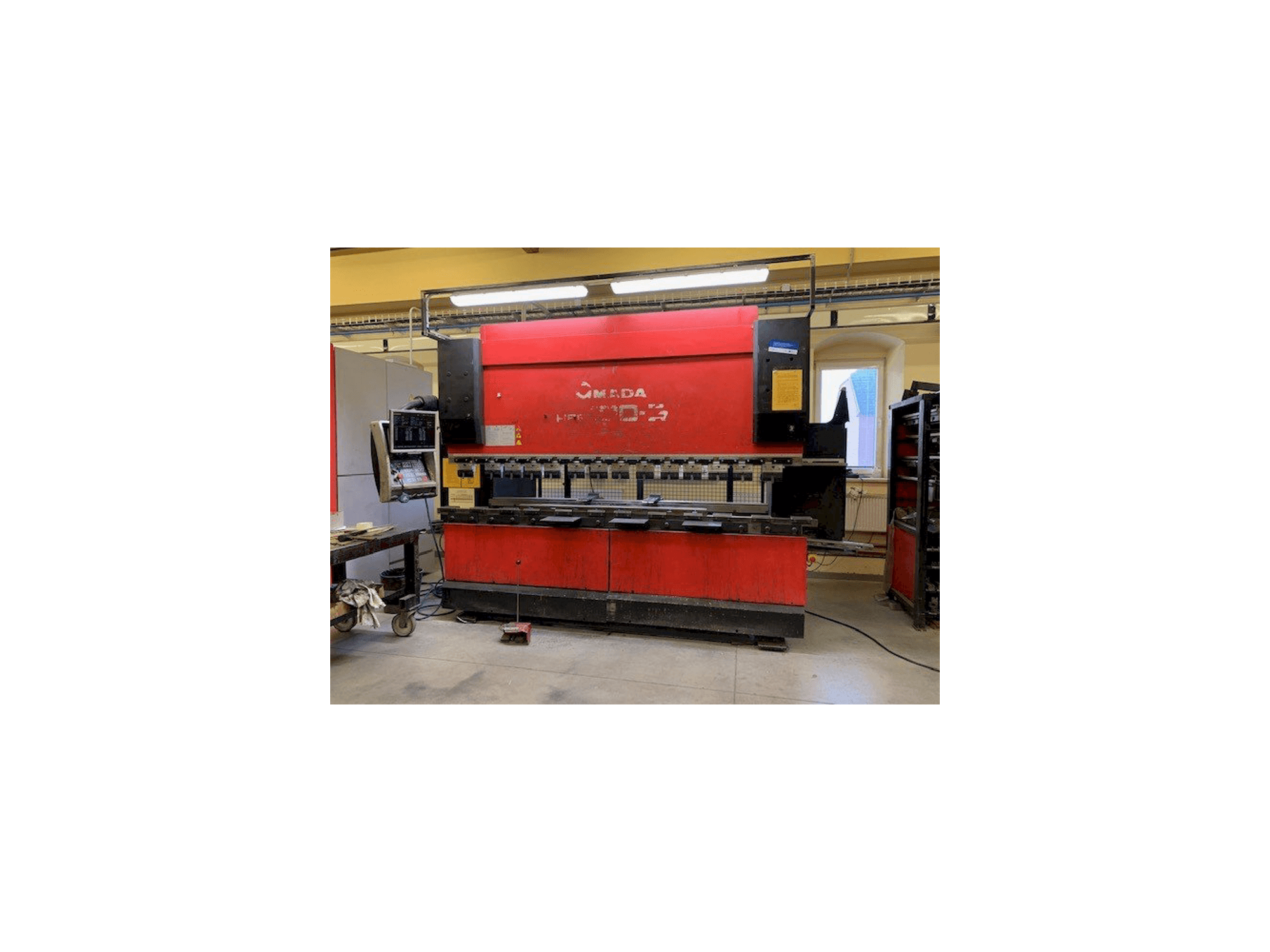 AMADA HFE 100-3 Mašinos vaizdas iš priekio