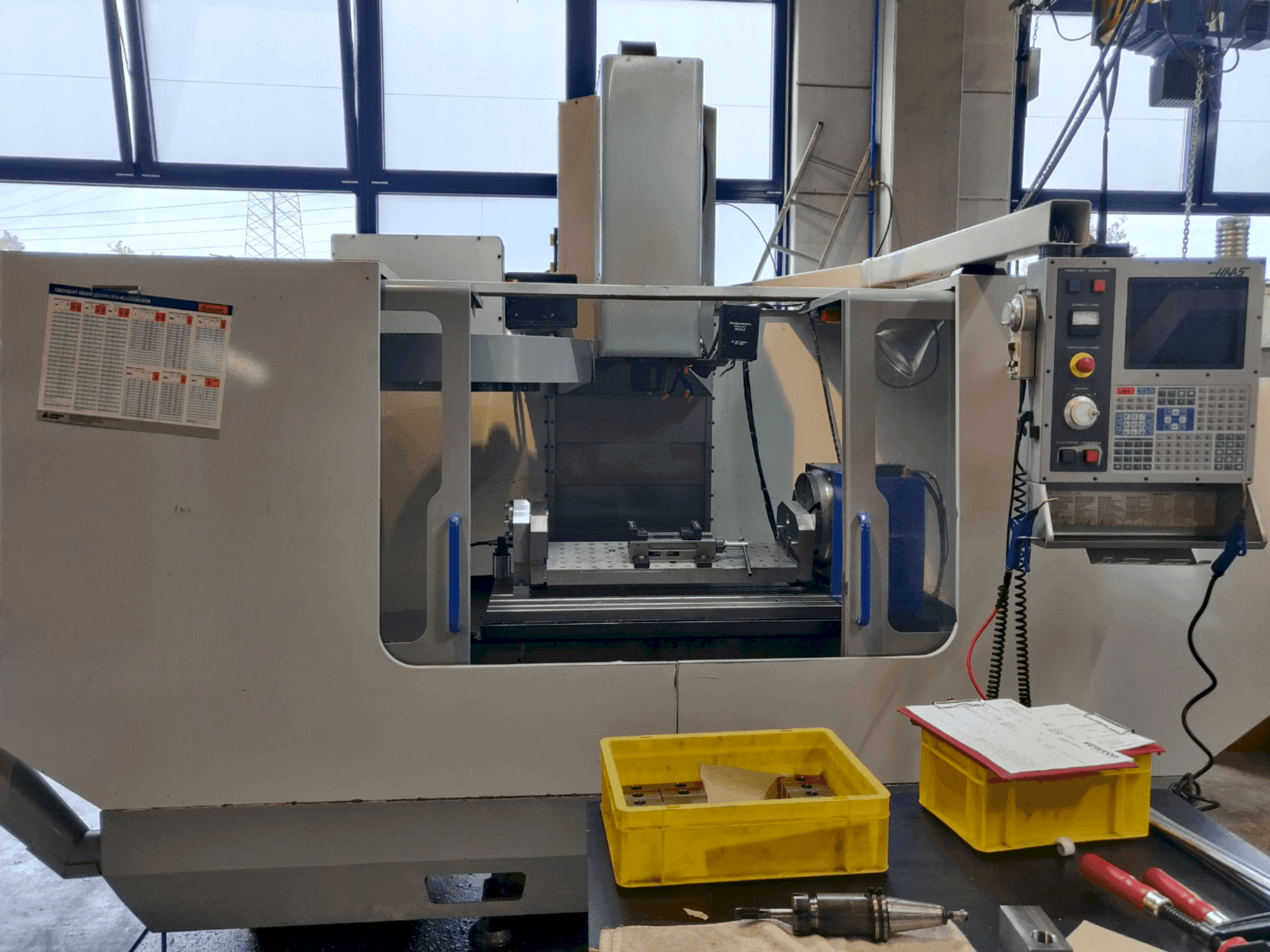 MIKRON VCE 1300/40 (2001) Mašinos vaizdas iš priekio