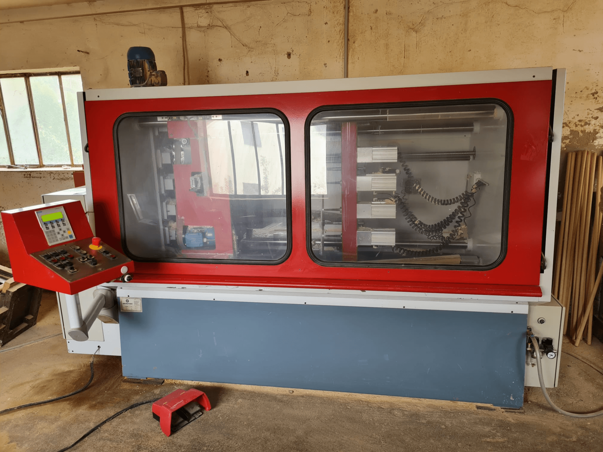 WEIRATHER KS1300/4 medienos malūnas iš priekio, su valdymo skydeliu, skaidriu korpusu ir matomais vidiniais komponentais.