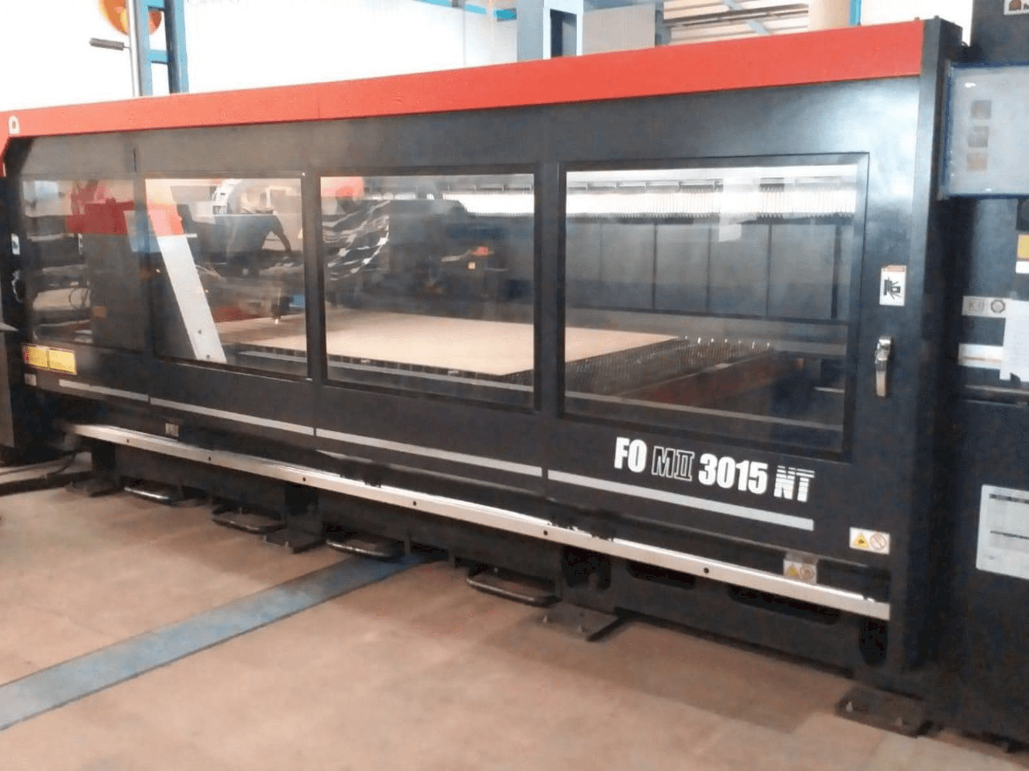 AMADA F0M2 3015 MT Mašinos vaizdas iš priekio
