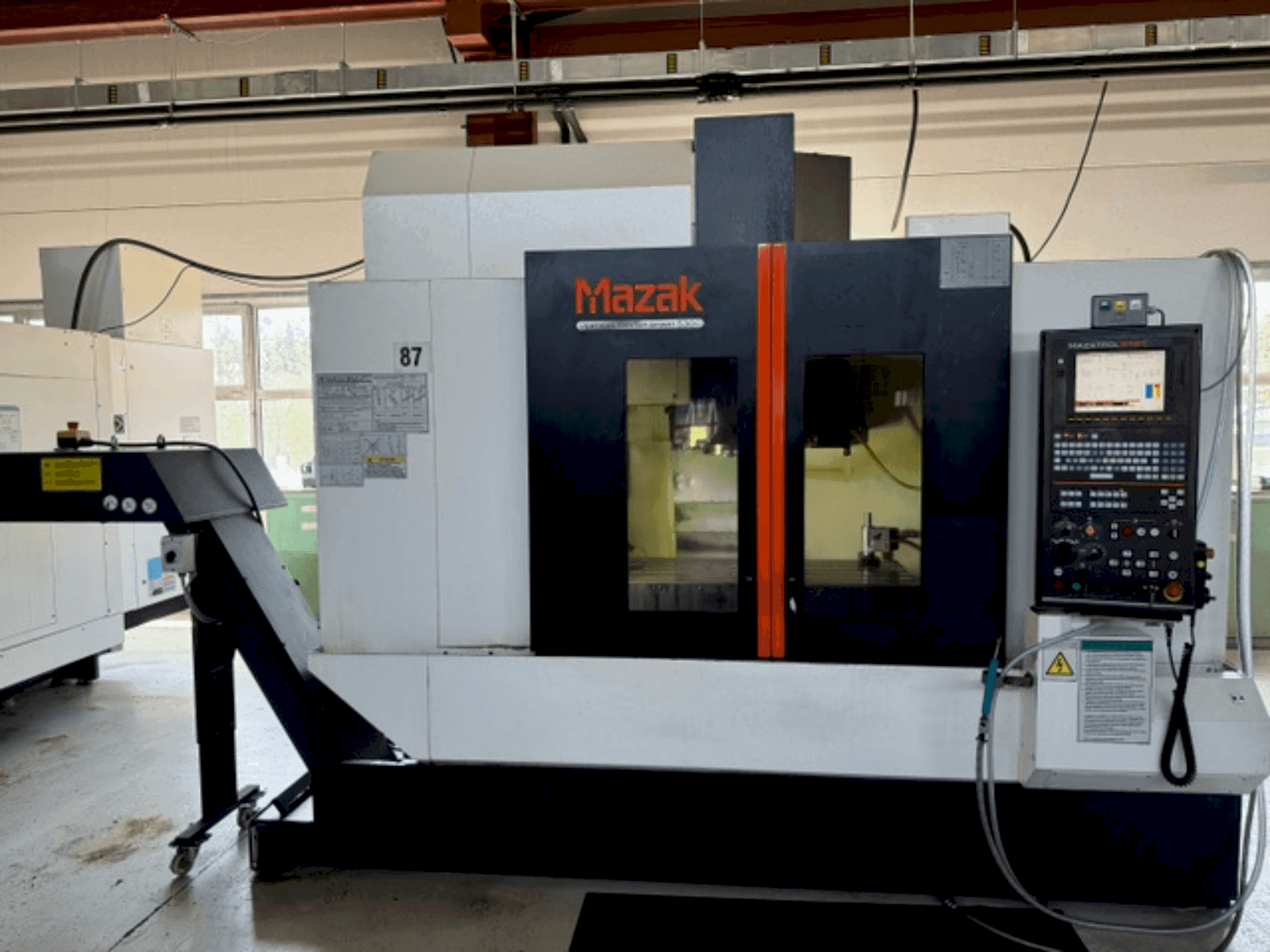 Mazak VCS530C Mašinos vaizdas iš priekio