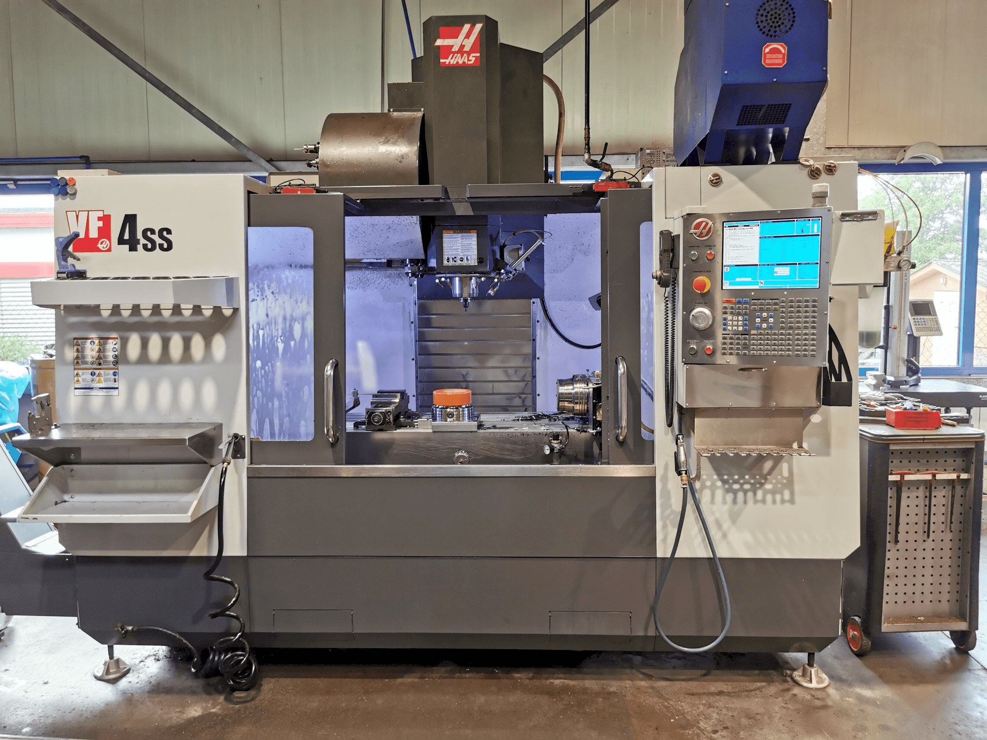 HAAS VF-4SS Mašinos vaizdas iš priekio