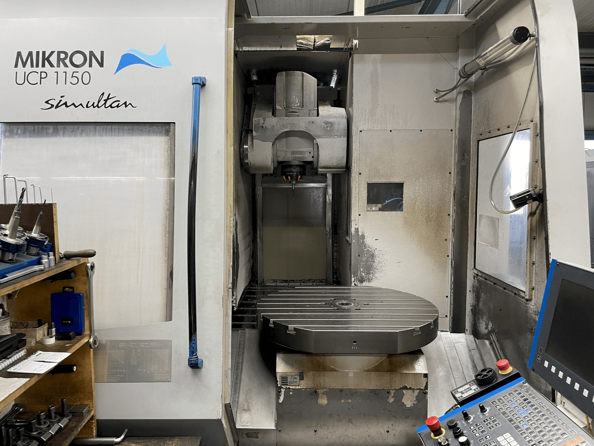 MIKRON UCP 1150 SIMULTAN Mašinos vaizdas iš priekio