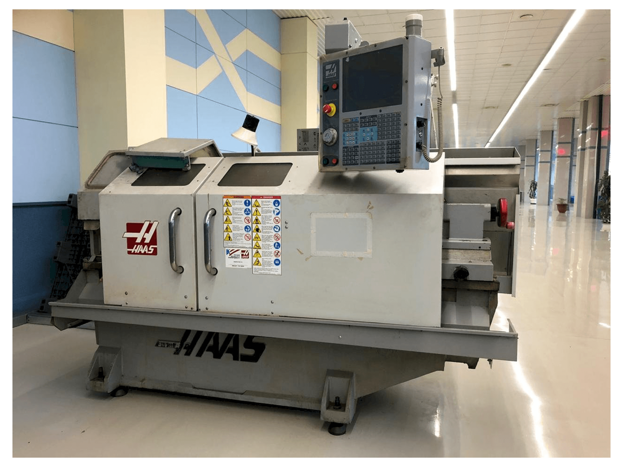 HAAS TL-2HE Mašinos vaizdas iš priekio
