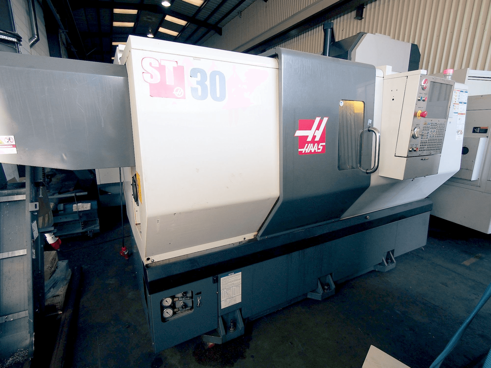 HAAS ST-30 Mašinos vaizdas iš priekio