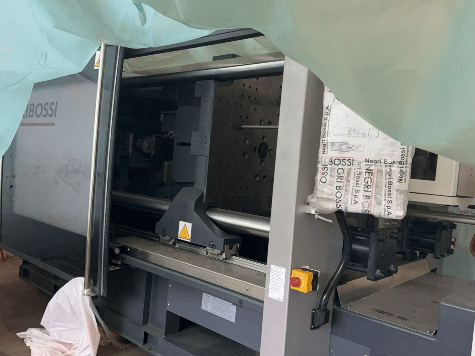 Negri Bossi NOVA e350T H1550 elektrinė įpurškimo mašina, šoninis vaizdas, matomos atidarytos durys ir vidiniai komponentai.