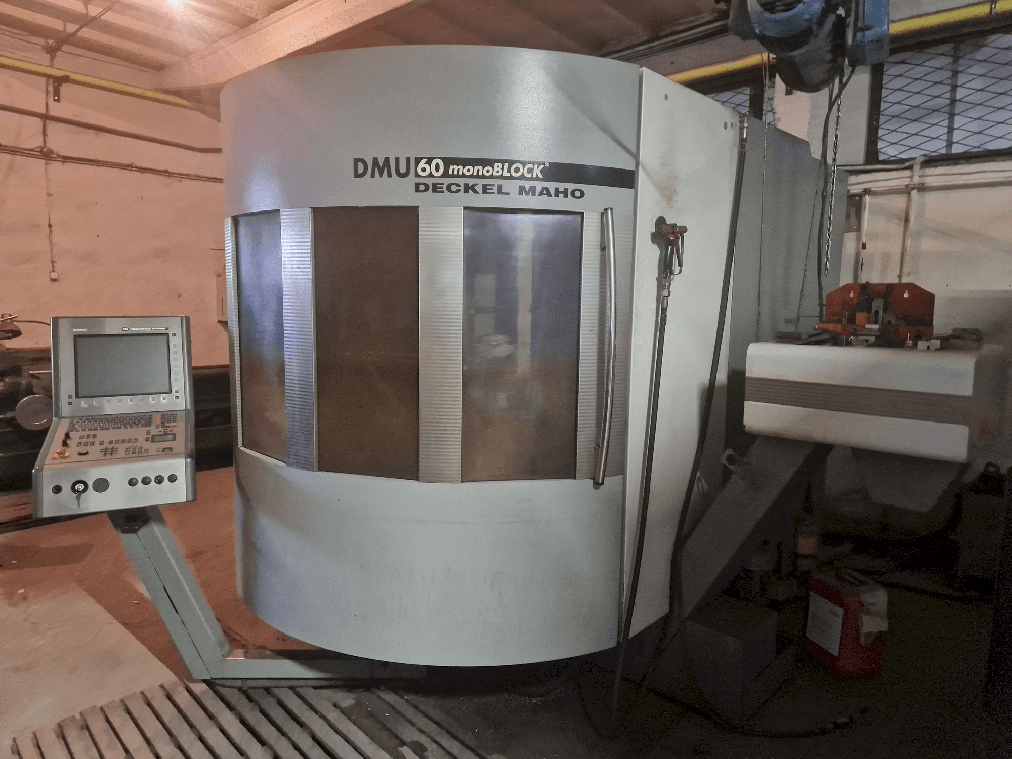 DECKEL MAHO DMU 60 monoBLOCK Mašinos vaizdas iš priekio