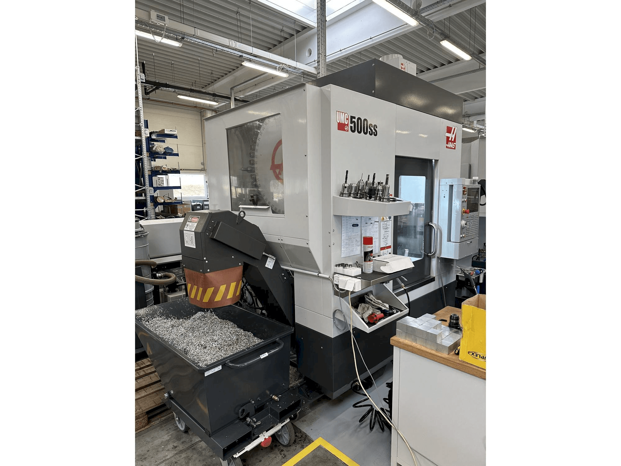 HAAS UMC-500SS Mašinos vaizdas iš priekio