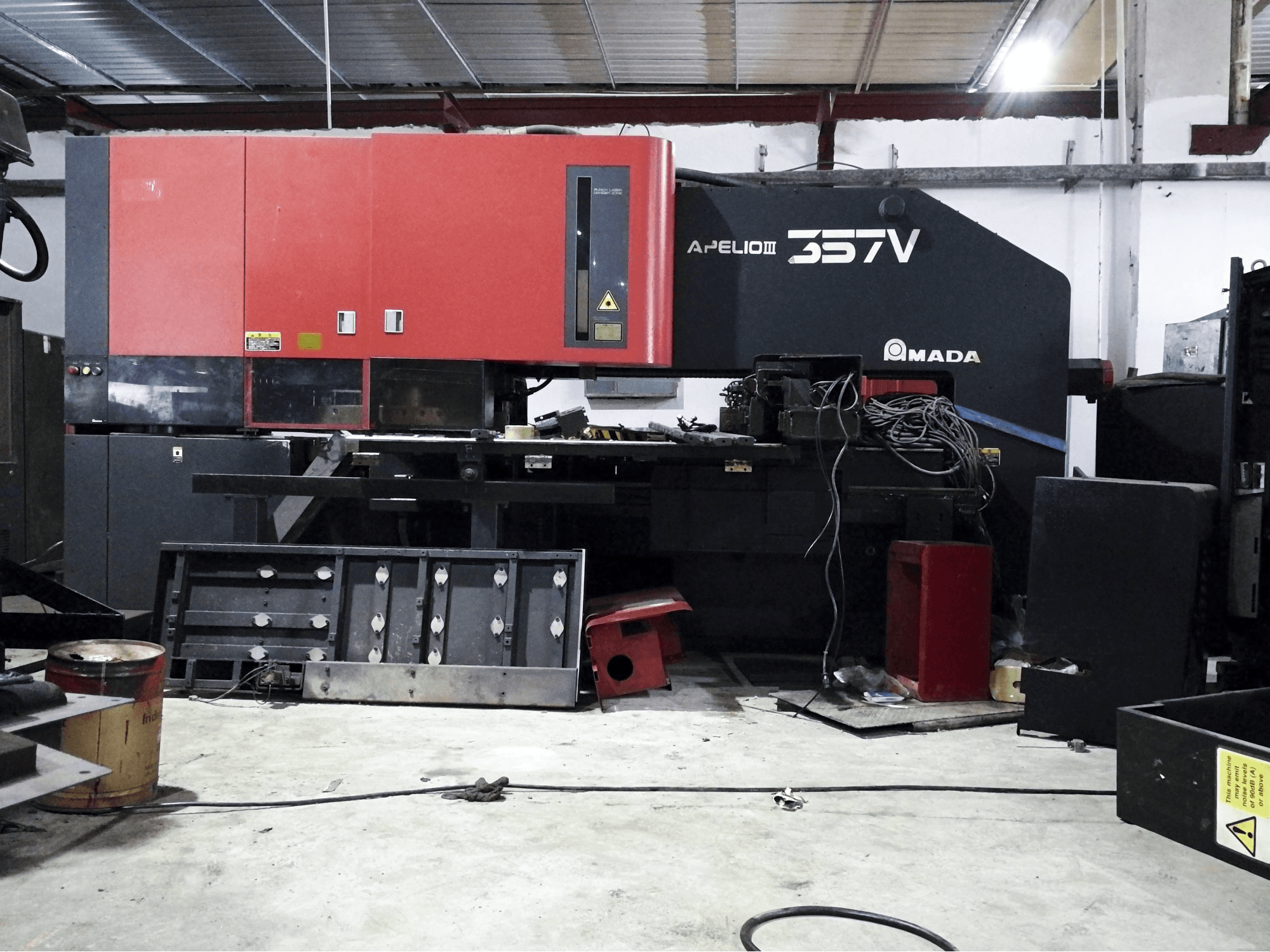 AMADA APELIO III-357V Mašinos vaizdas iš priekio