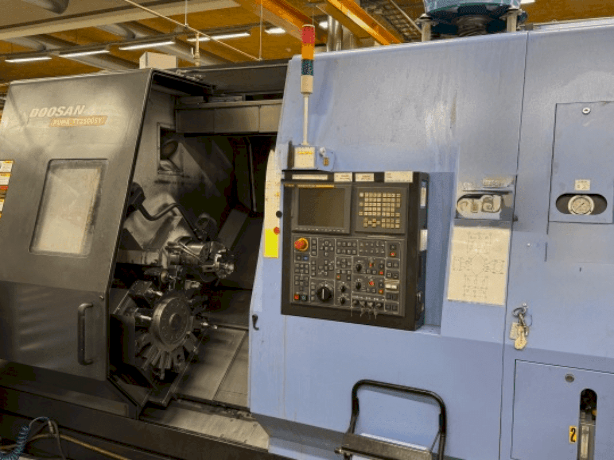 DOOSAN Puma TT 2500 SY Mašinos vaizdas iš priekio
