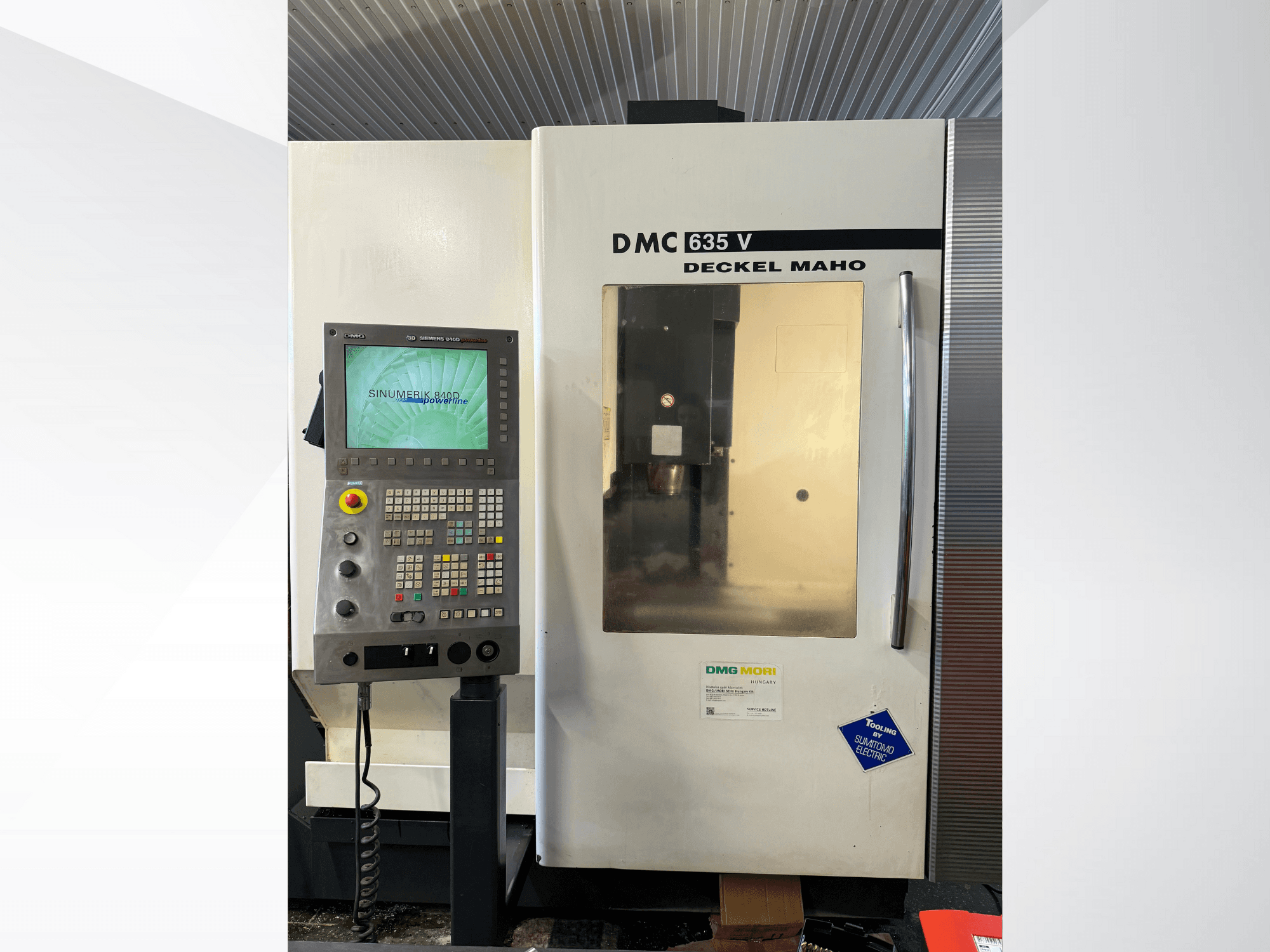 DMG Mori DMC 635 V frezavimo staklės su valdymo skydeliu, vaizdas iš priekio, "Sinumerik" ekranas ir įvairūs valdymo mygtukai.