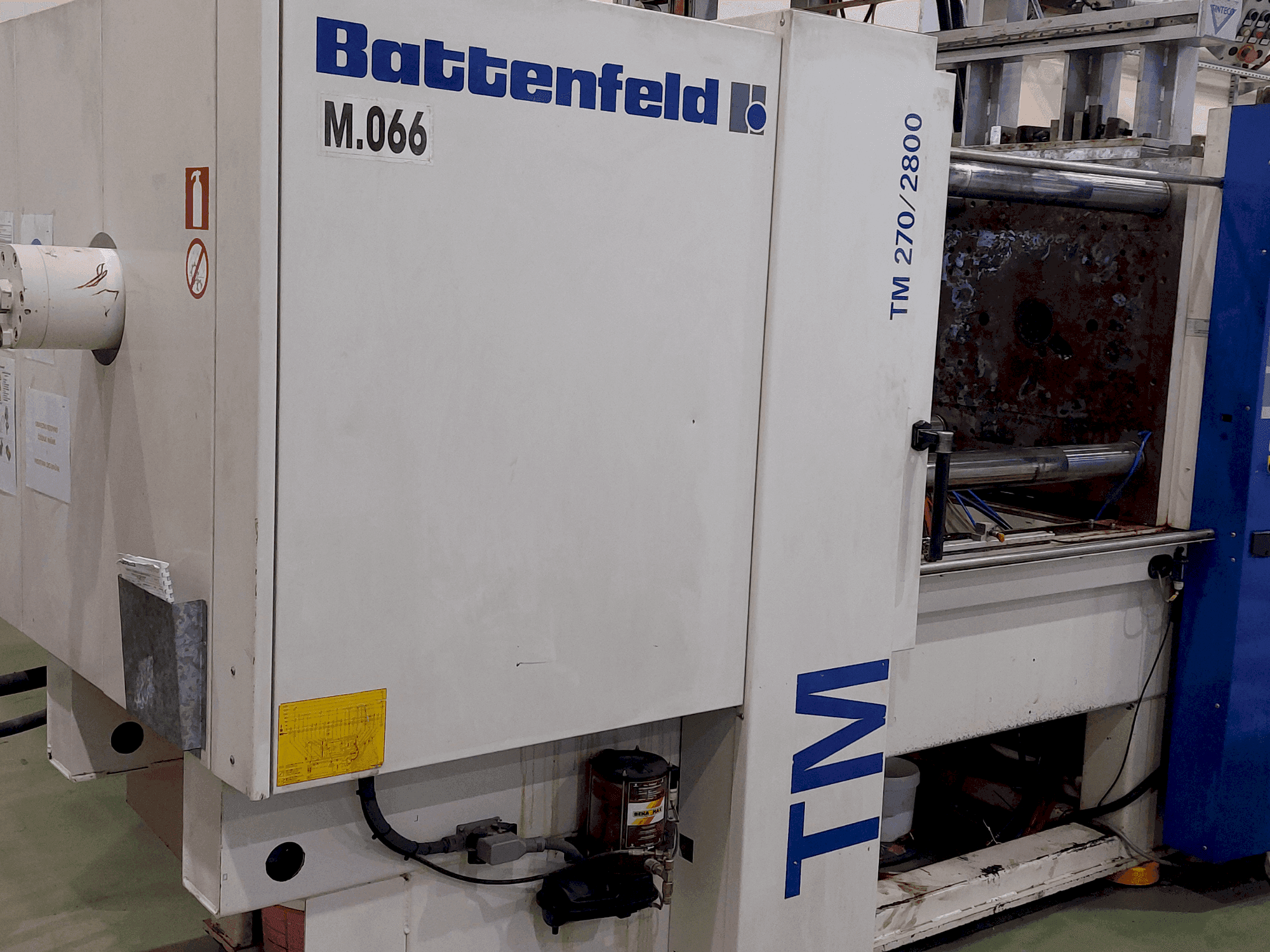 Battenfeld TM 270 / 2800 Mašinos vaizdas iš priekio