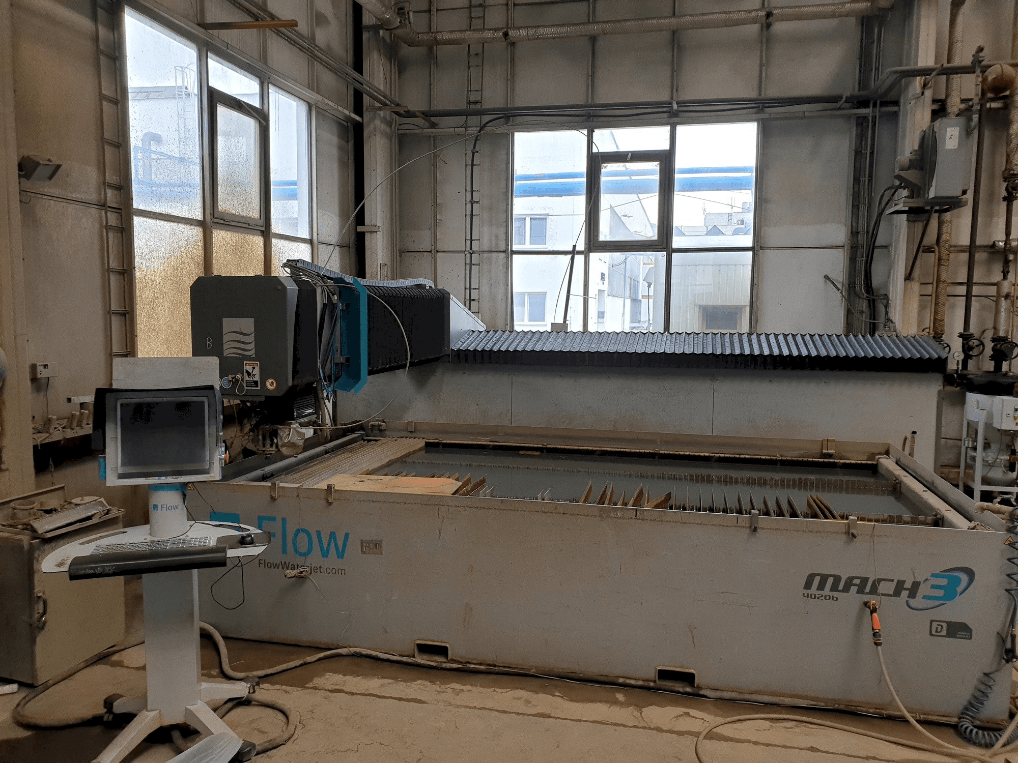 Flow Mach 3-4020B Mašinos vaizdas iš priekio