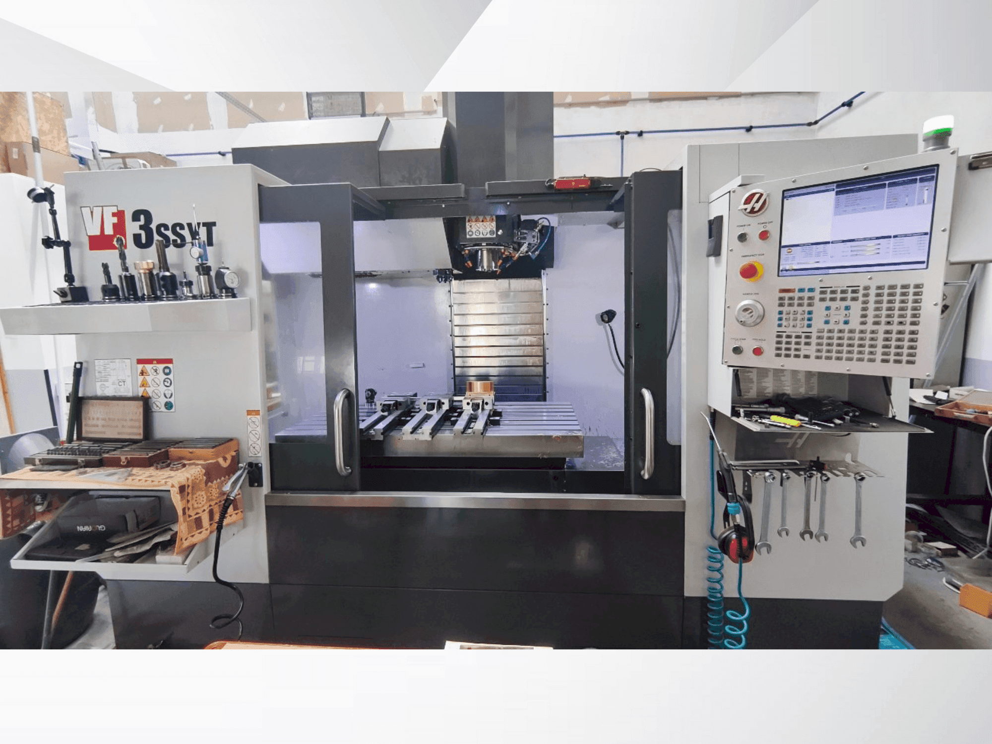 HAAS VF-3SSYT with HRT 210 4X Mašinos vaizdas iš priekio