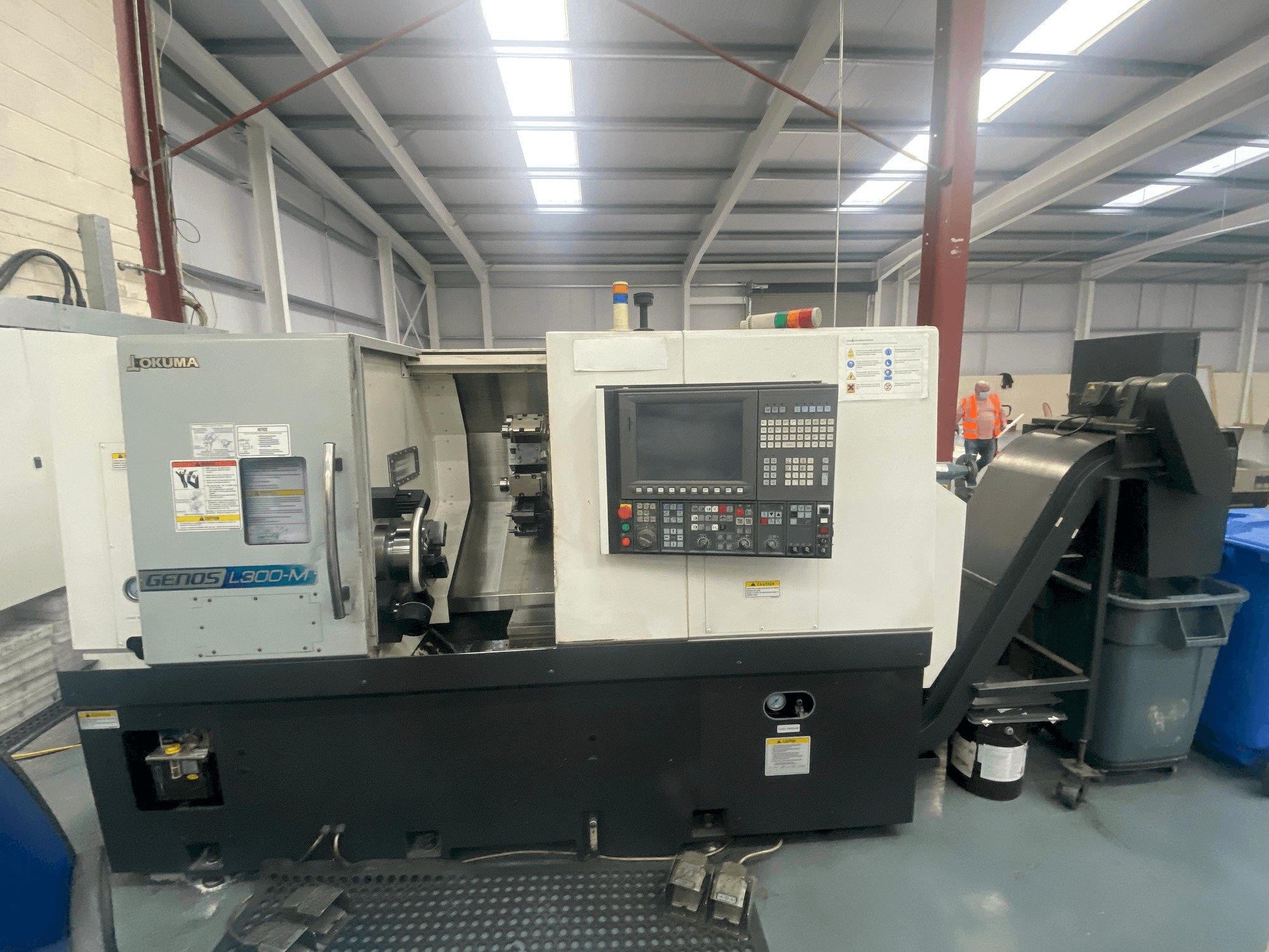 Okuma Genos L300MW Mašinos vaizdas iš priekio