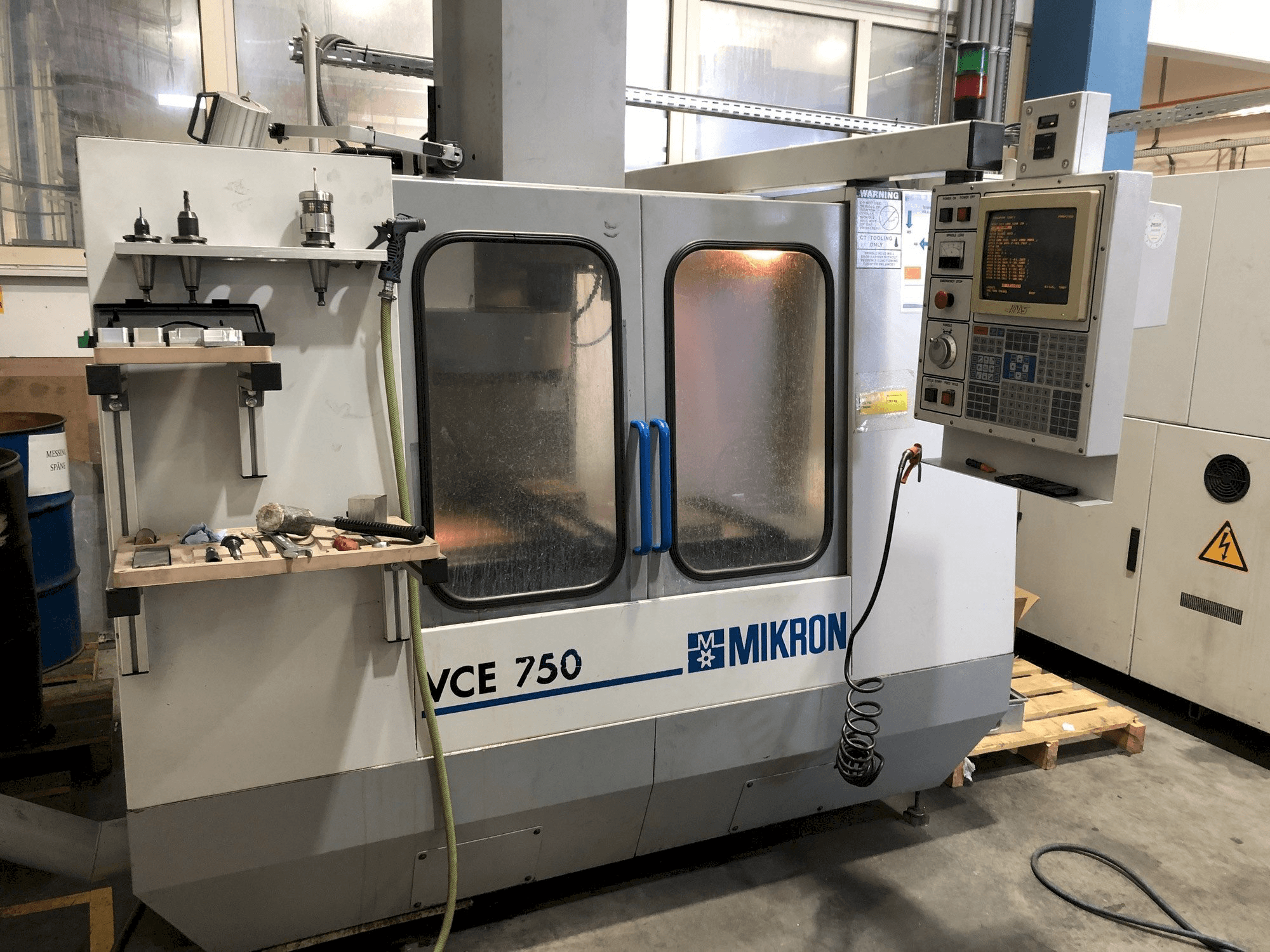 MIKRON VCE 750 Mašinos vaizdas iš priekio