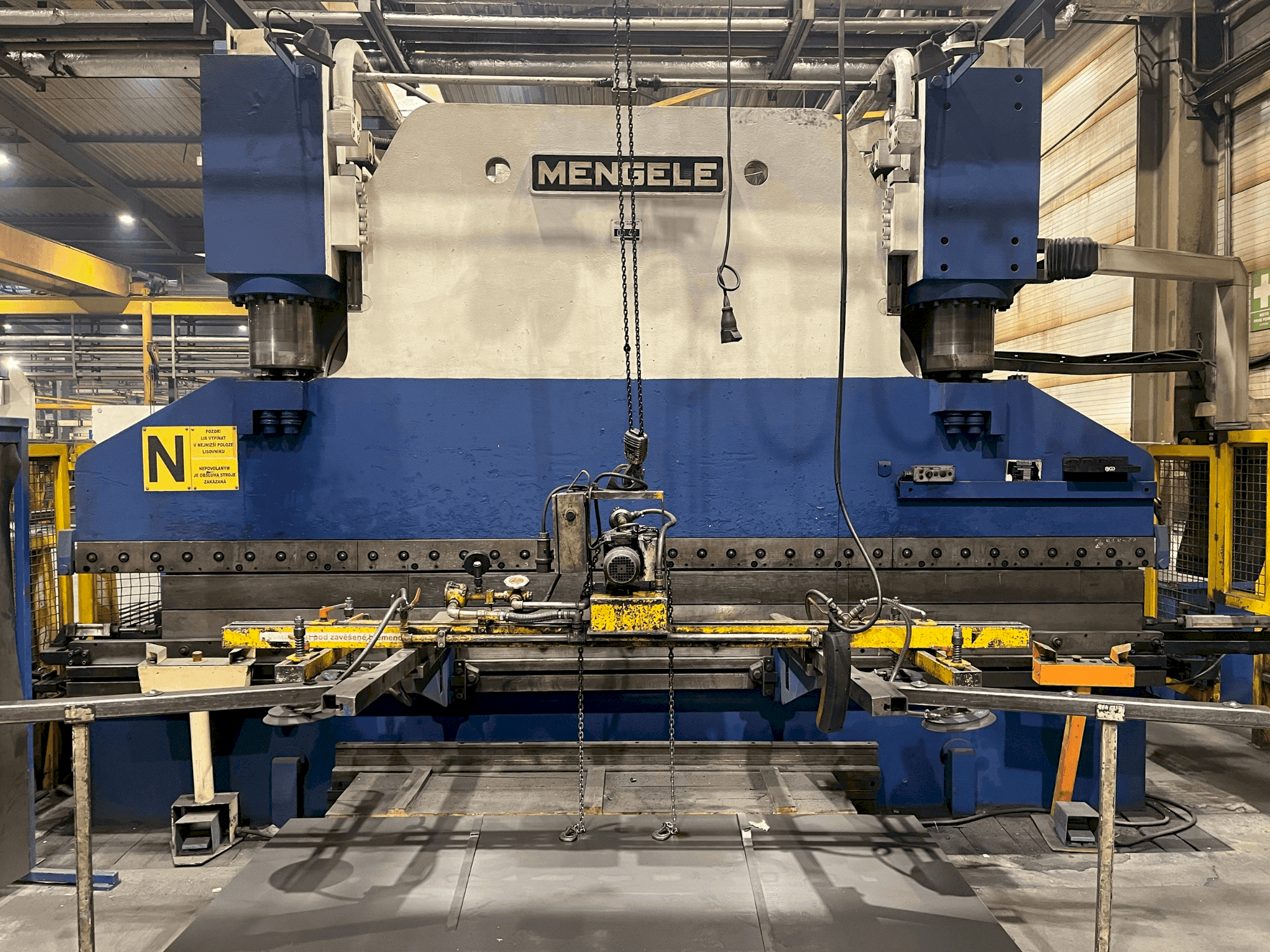 MENGELE D 400-3/5 Mašinos vaizdas iš priekio