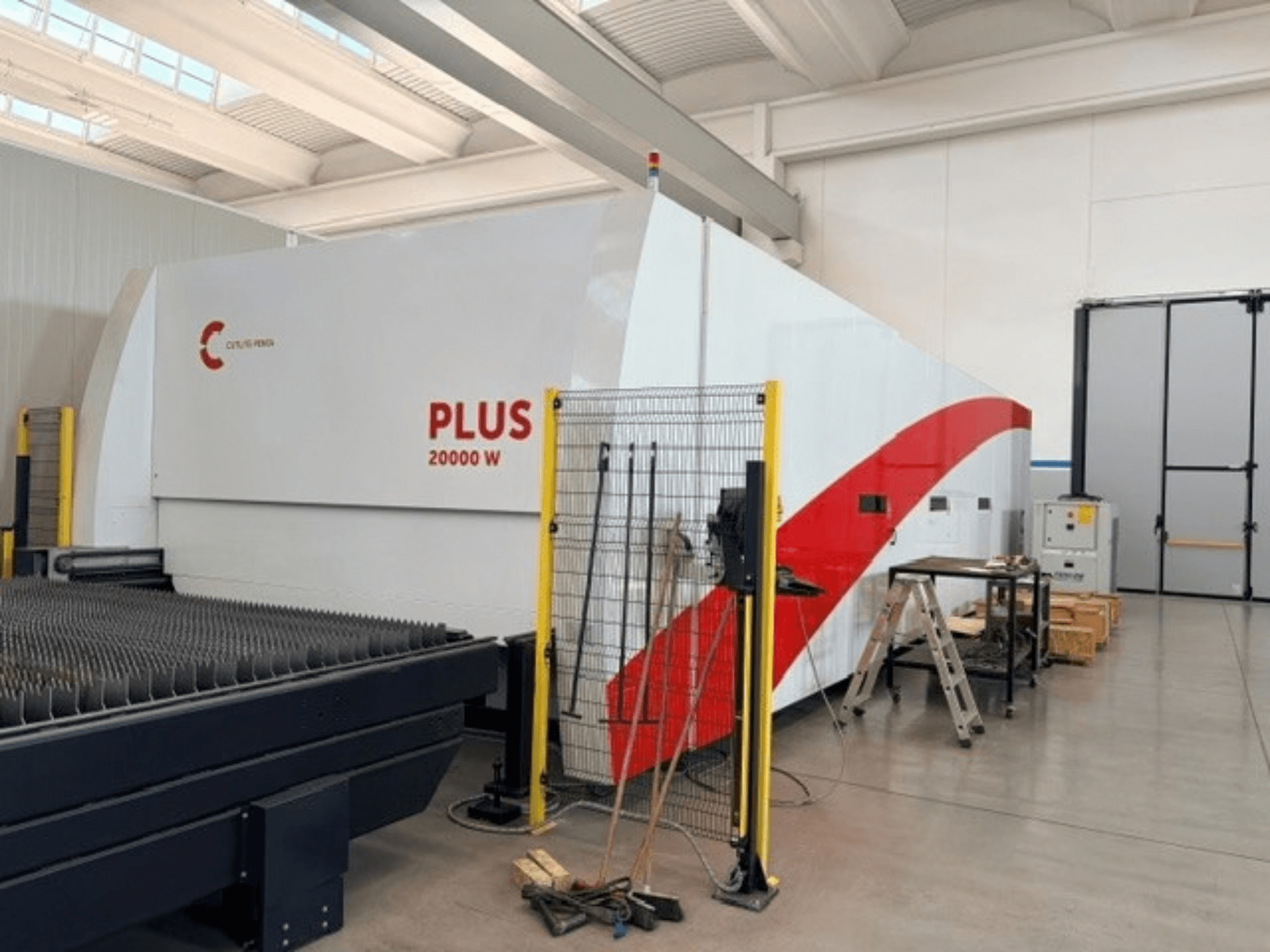 „CUTLITE PENTA PLUS LM 9030“ pluošto lazerio pjovimo staklės, vaizdas iš šono, kuriame matoma 20 000 W galia, su apsaugine tvora ir darbo zona.