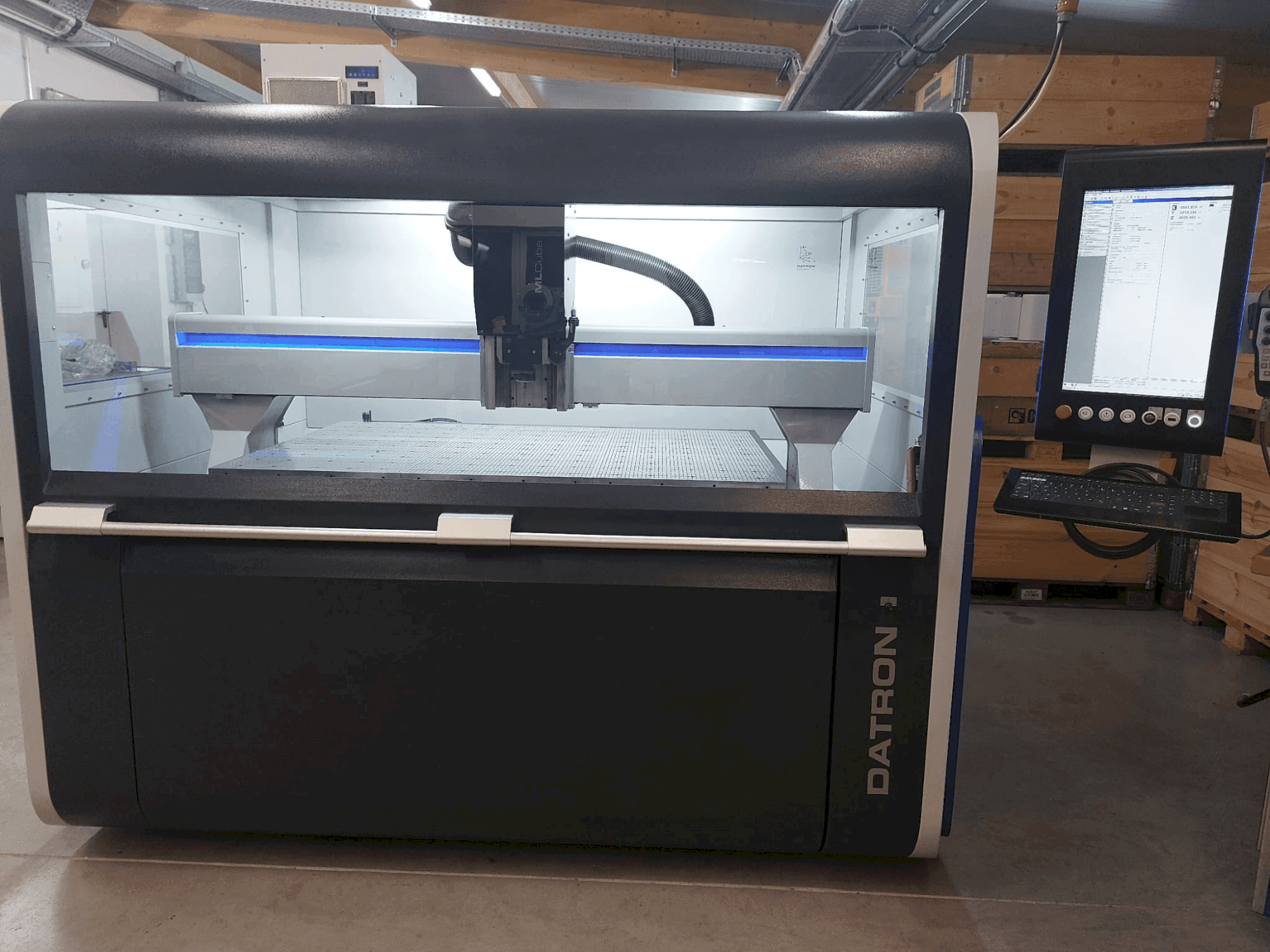 Datron MLCube LS Mašinos vaizdas iš priekio