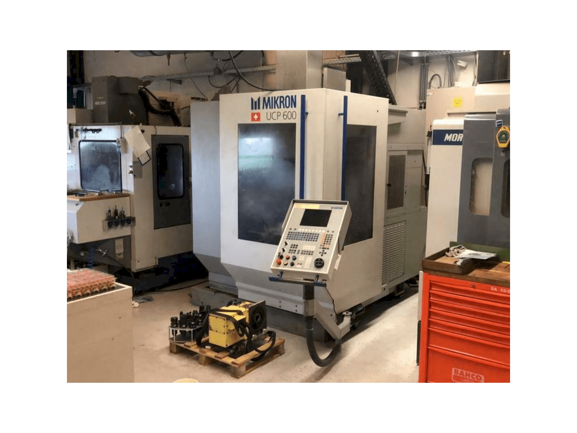 MIKRON UCP600 Mašinos vaizdas iš priekio