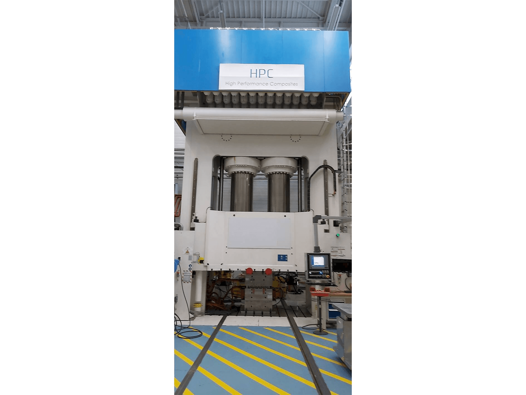 Dieffenbacher 2500 Ton Mašinos vaizdas iš priekio