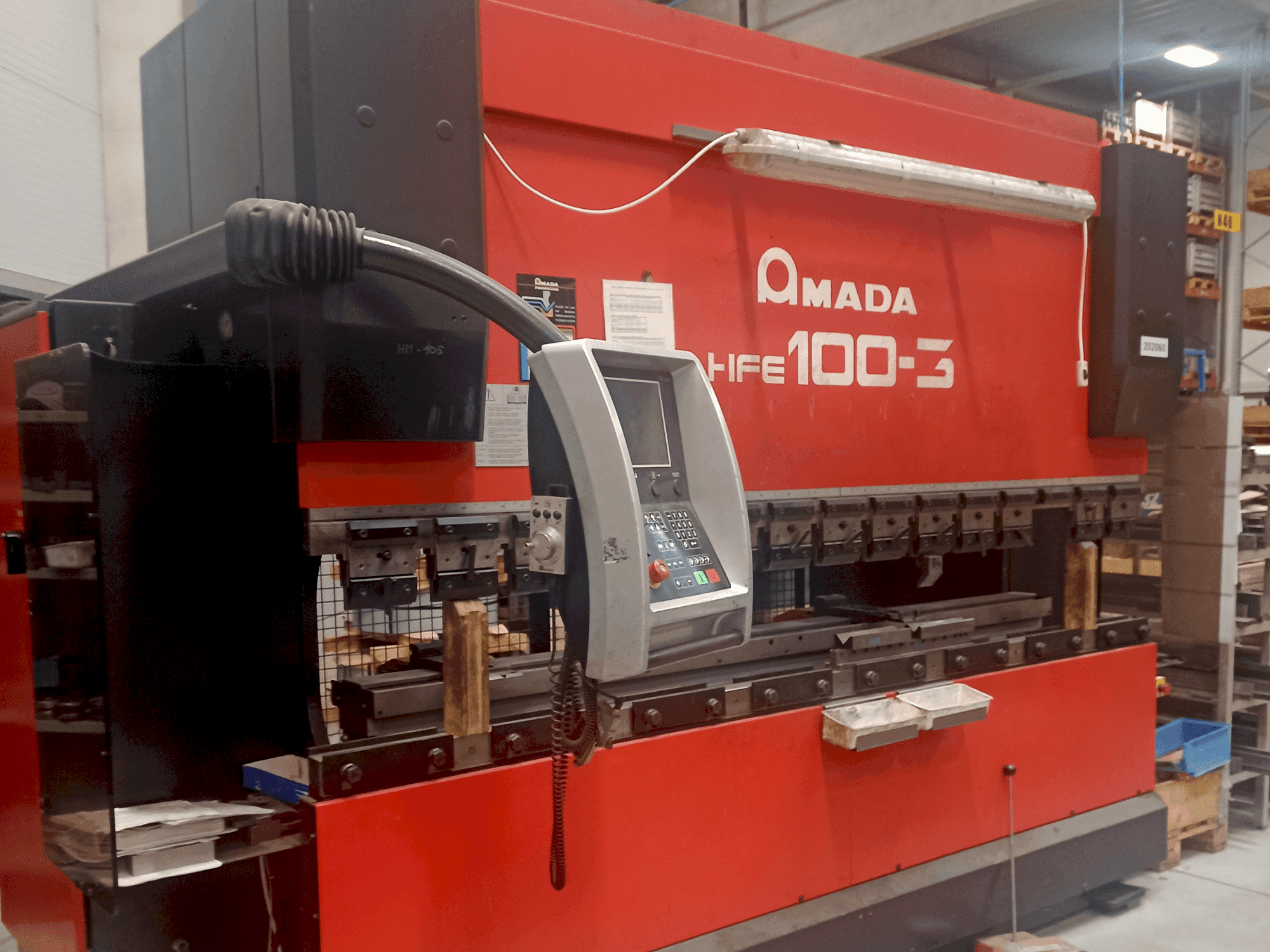 AMADA HFE 100-3 Mašinos vaizdas iš priekio