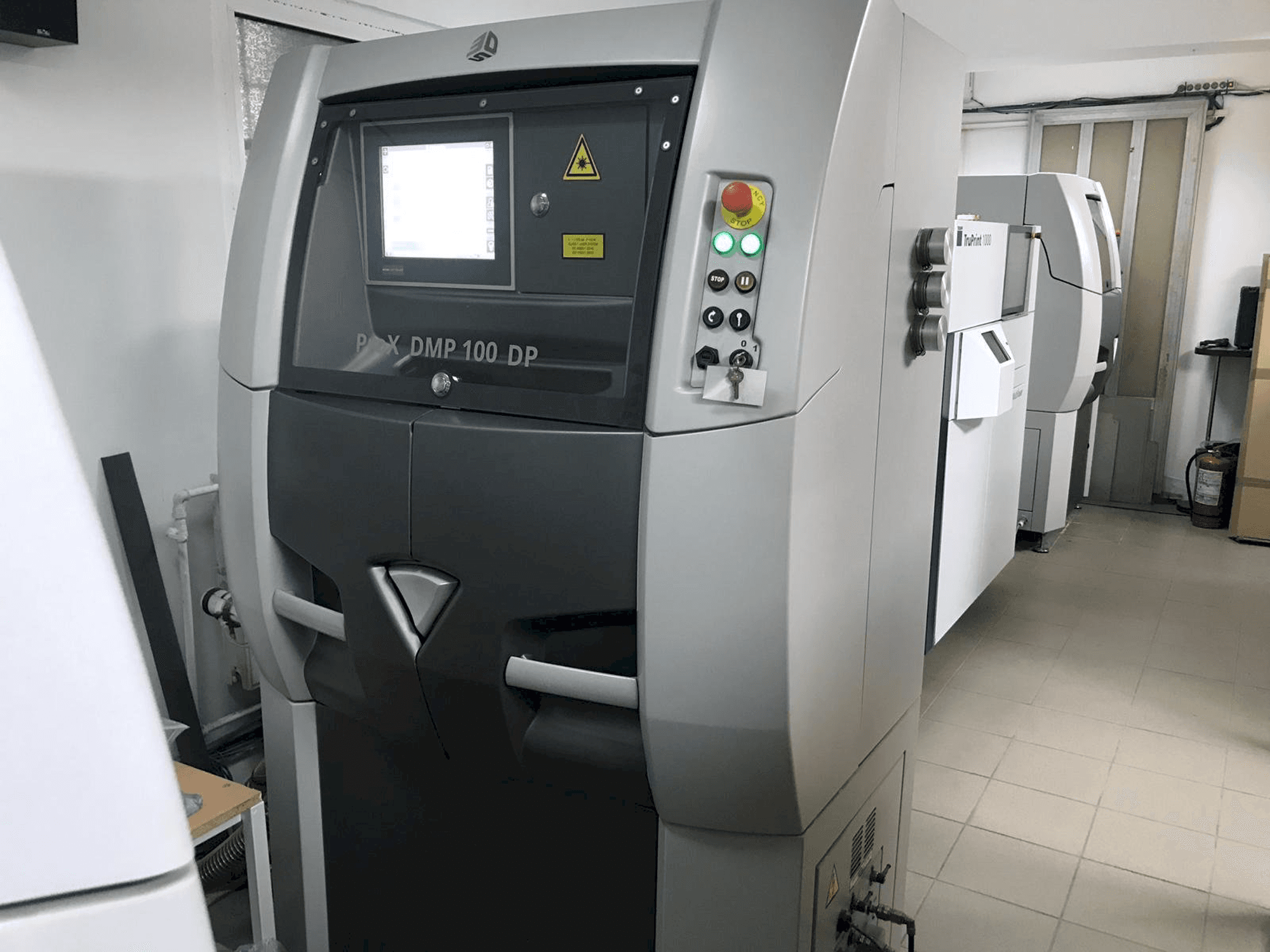 3D SYSTEMS ProX DMP 100 Mašinos vaizdas iš priekio