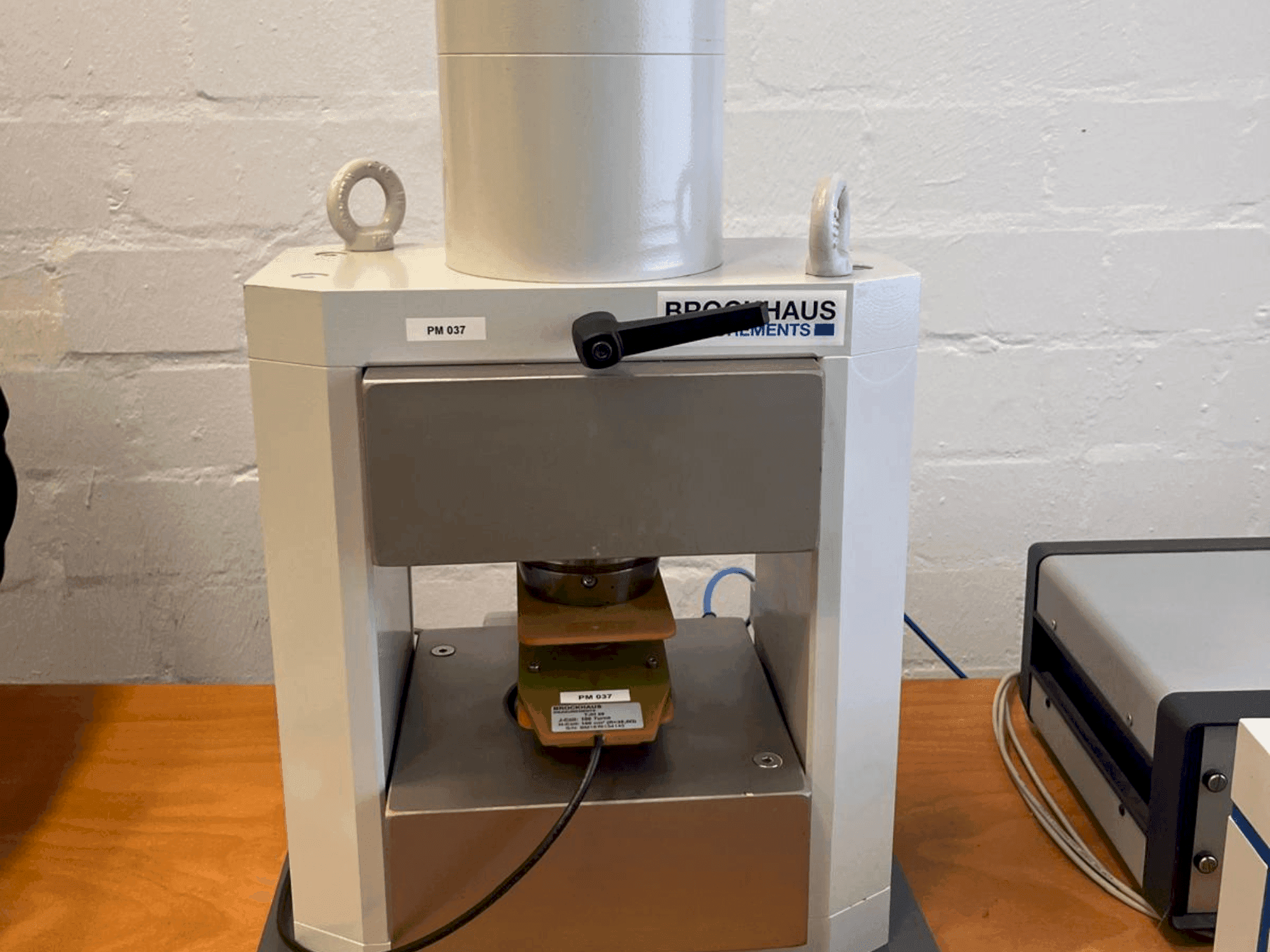 BROCKHAUS HG200 D Mašinos vaizdas iš priekio