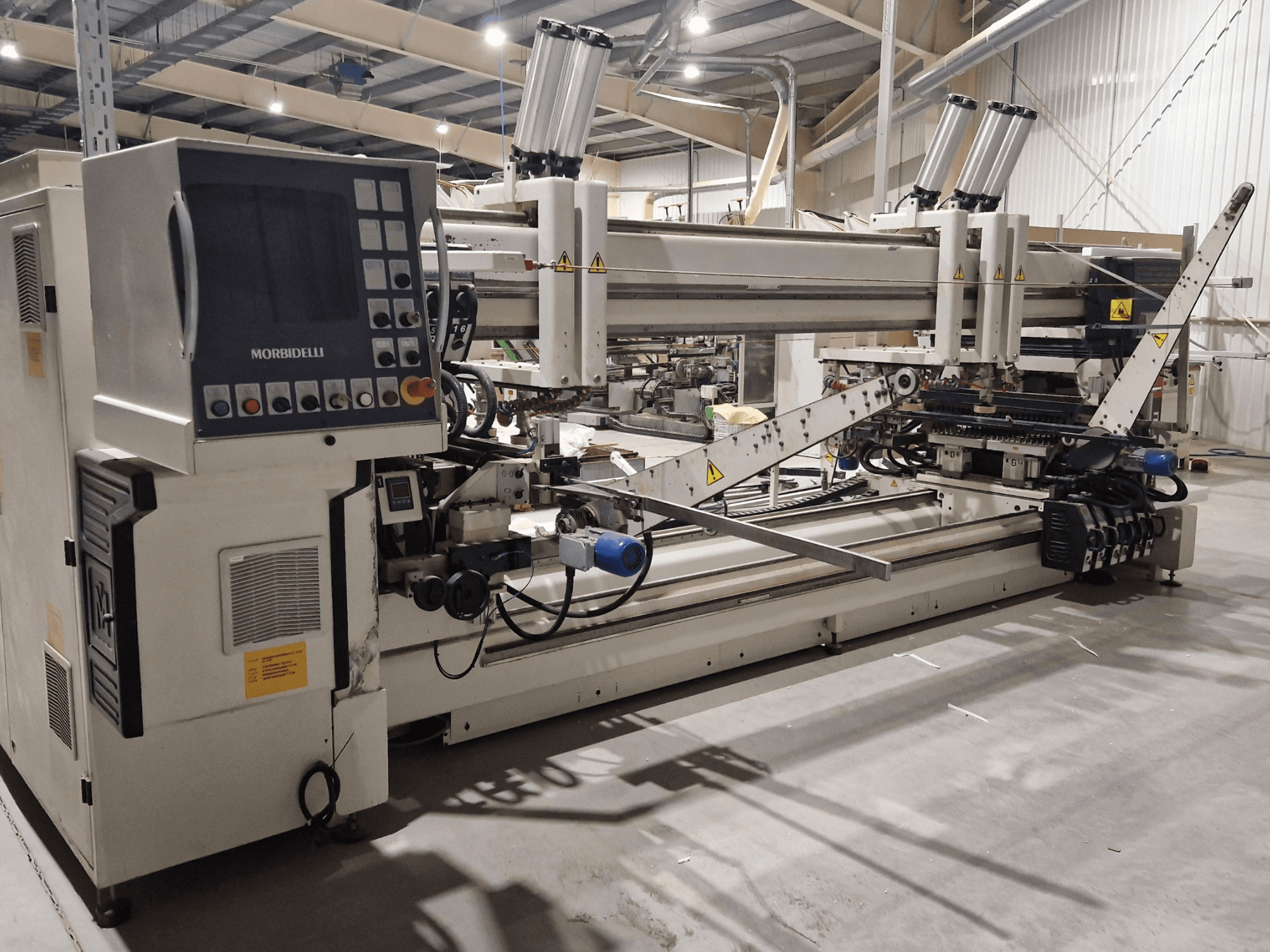 Daugiasvirtės gręžimo staklės SCM Morbidelli Zenith F2, šoninis vaizdas, kuriame matomas valdymo skydelis ir mechaniniai komponentai dirbtuvėse.