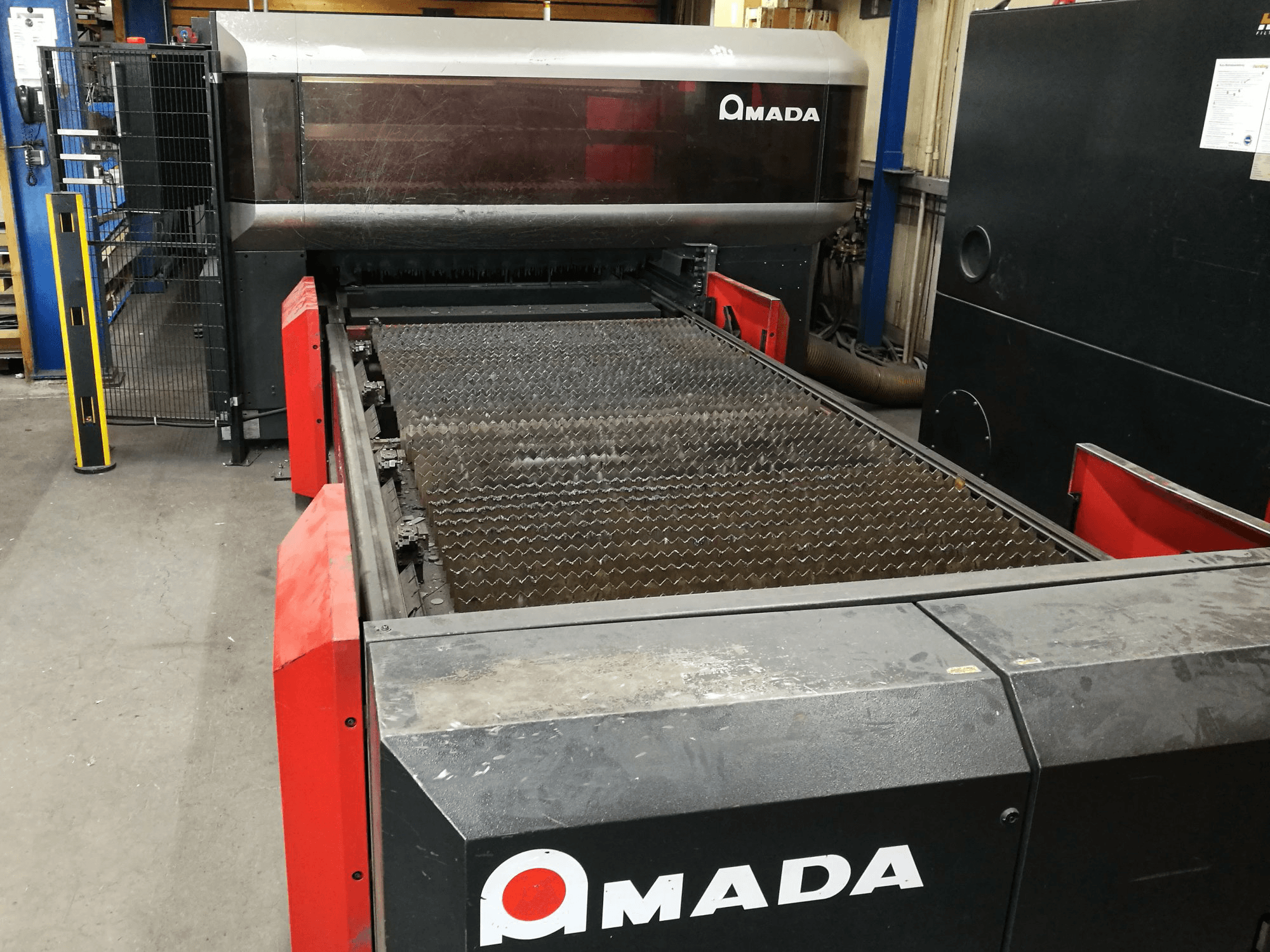 AMADA LC 3015 X1 NT Mašinos vaizdas iš priekio