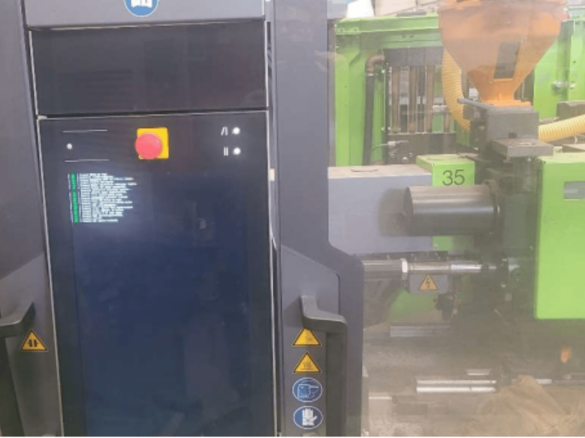 Hidraulinė liejimo mašina "Engel Victory 320/80 spex", priekinis vaizdas, kuriame matyti valdymo skydelis ir žalias įpurškimo įrenginys.