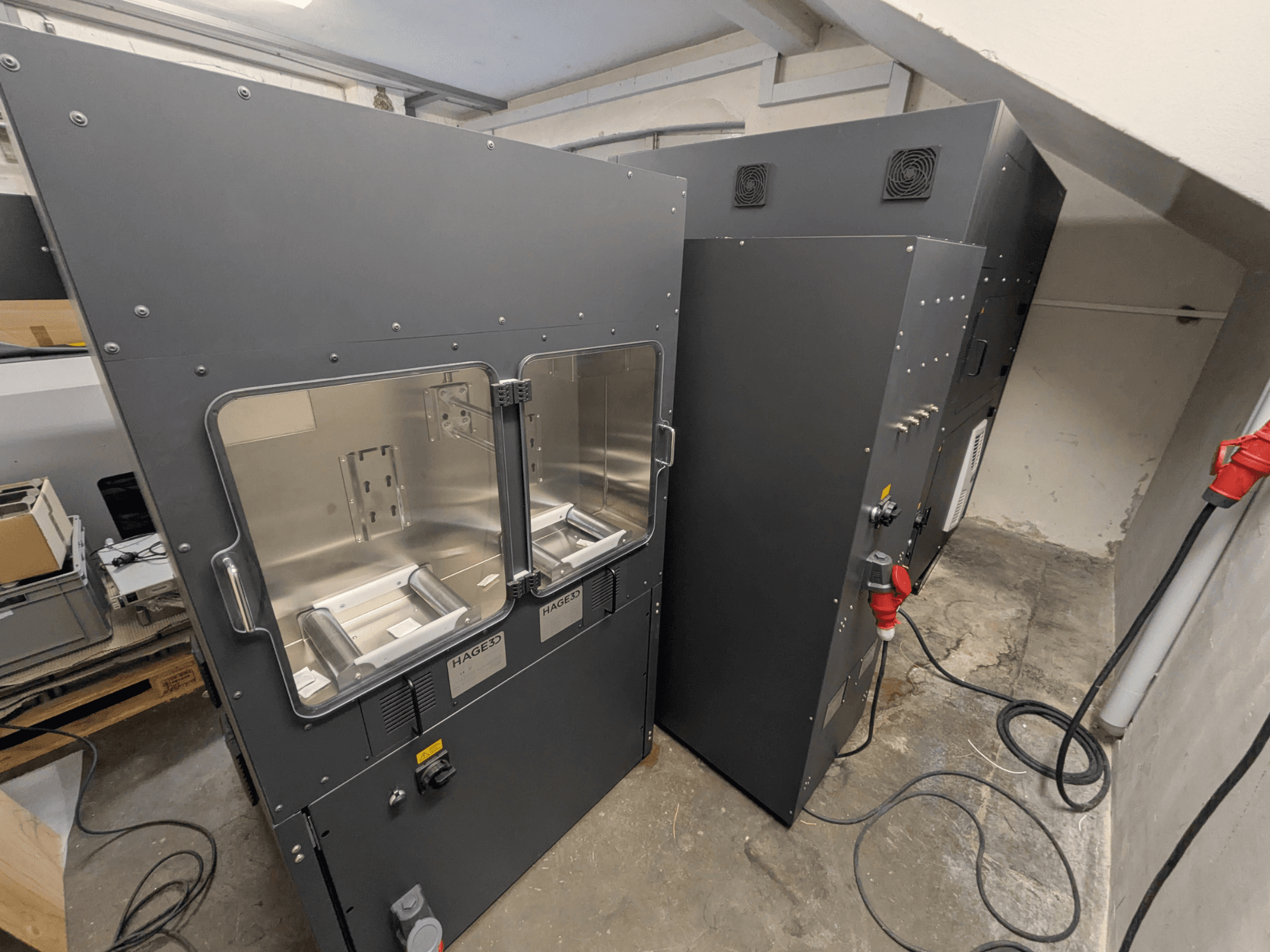 HAGE 3D „Mex-One-A“ plastikinis 3D spausdintuvas, vaizdas iš šono, kuriame matomos dvi skaidrios durelės ir valdymo skydelis.