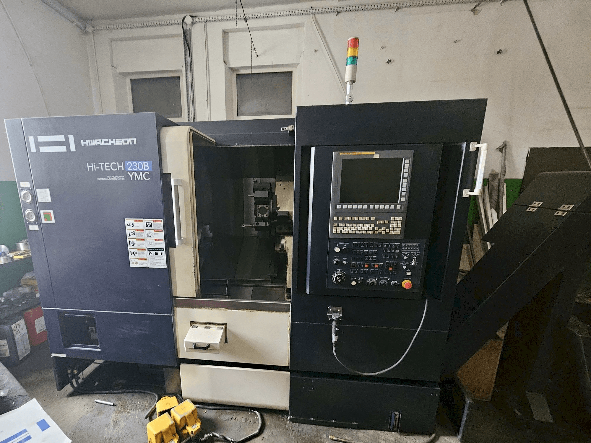HWACHEON HI-TECH 230B YMC Mašinos vaizdas iš priekio