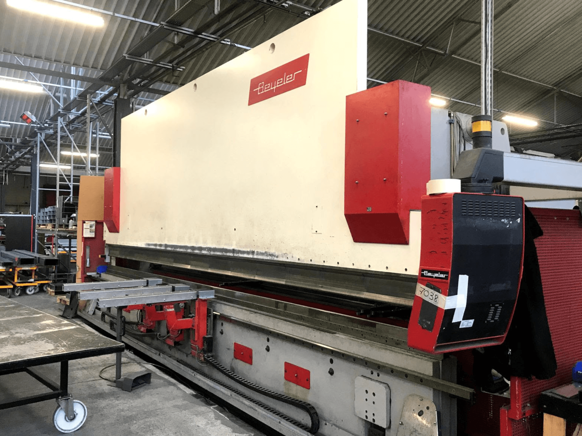 Lankstymo presas „BEYELER PR-10“, vaizdas iš priekio, kuriame matomas valdymo pultas ir metalo apdirbimo stalas dirbtuvės aplinkoje.