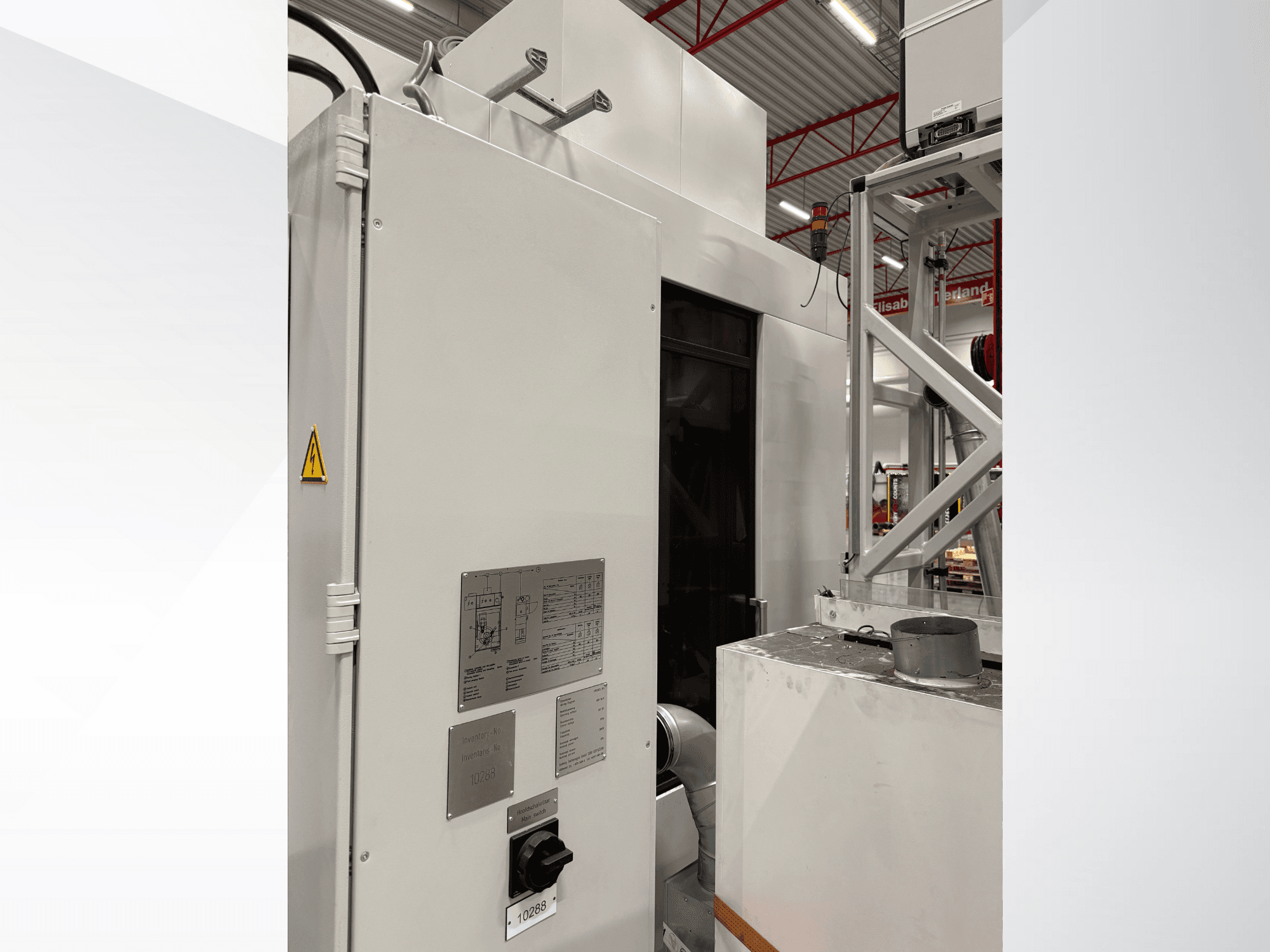 Baltos pramoninės mašinos su valdymo skydeliu ir įspėjamąja etikete, automatizuotos sistemos dalies, vaizdas iš šono.