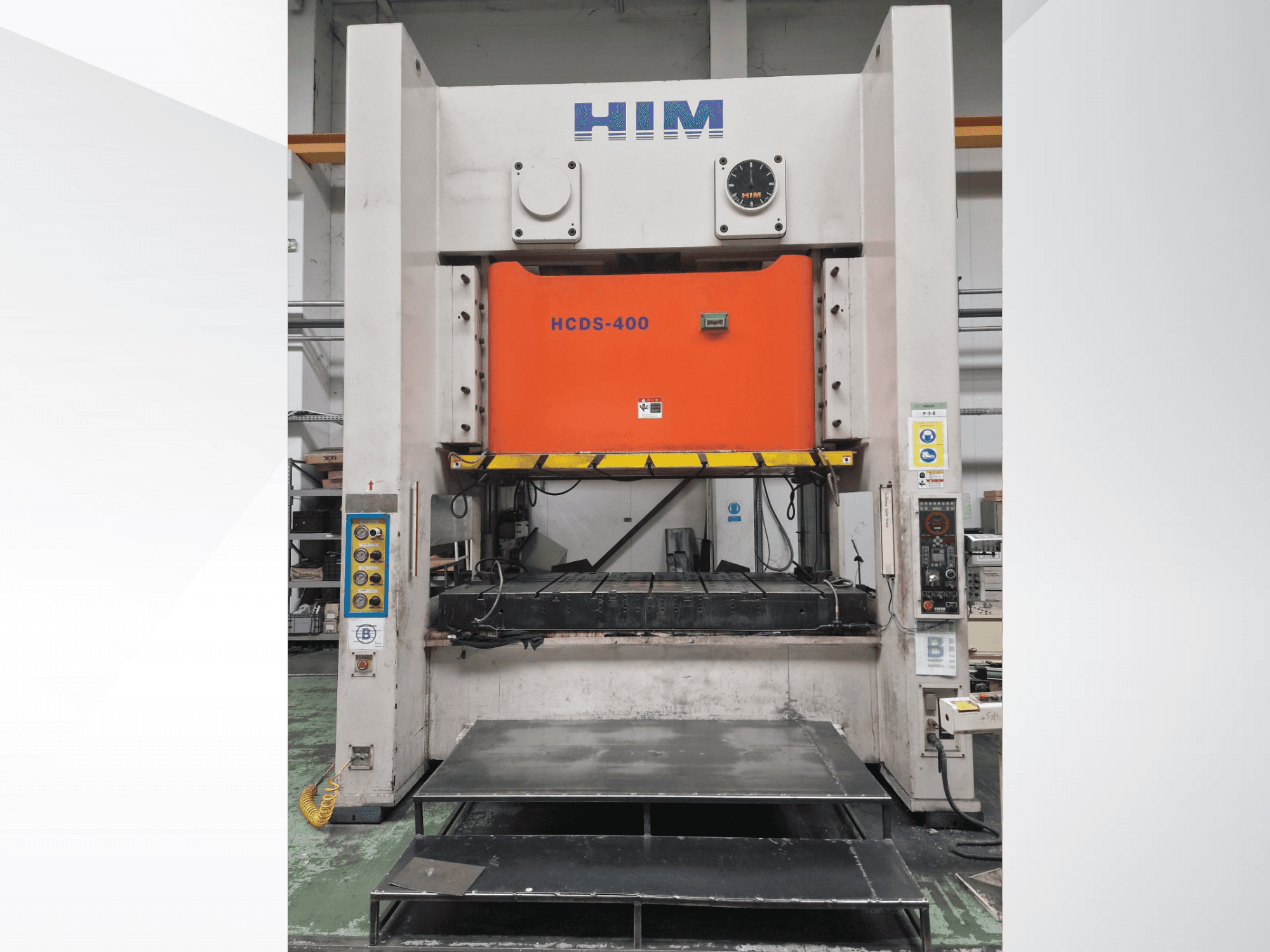 HIM HWAIL PRESS HCDS-400 mechaninio štampavimo presą, su oranžine štampavimo plokšte ir valdymo pultu, vaizdas iš priekio.
